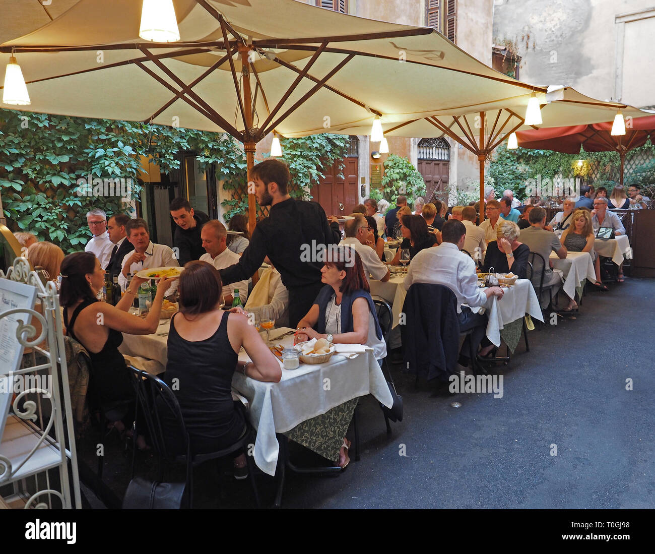 Europa, Italia, Venecia, Verona, restaurante típico en el centro histórico Foto de stock