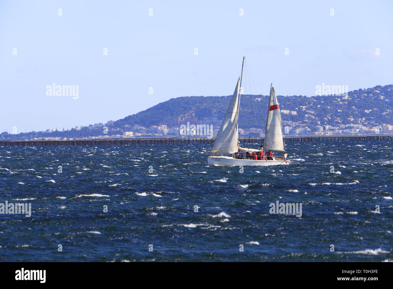 Prácticas de vela en el Etang de Thau en Marseillan Occitanie, Francia Foto de stock