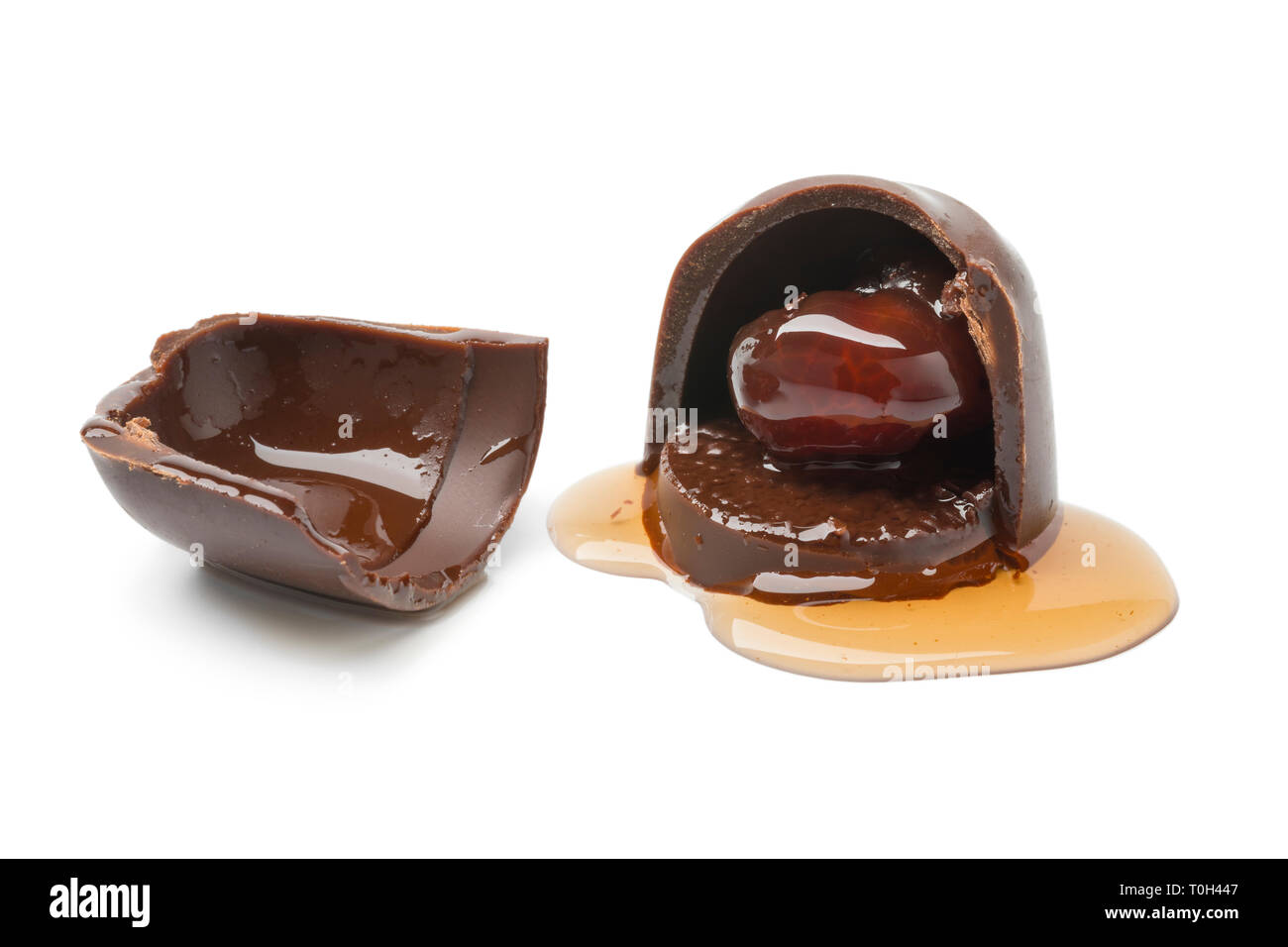 Roto cherry chocolate bonbon aislado sobre fondo blanco. Foto de stock