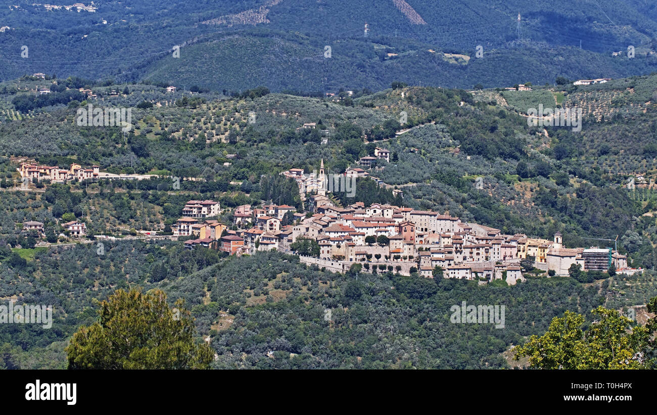 Vista panorámica de la aldea de Montefranco, Valnerina, Terni, Umbría. Foto de stock