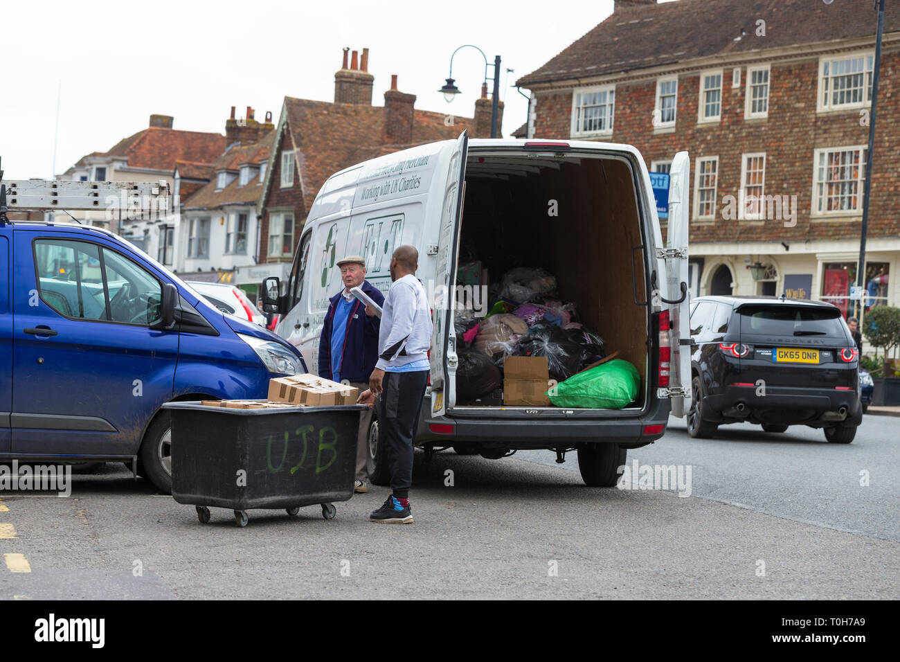 Reciclaje de restos van con chofer y carro, UK Foto de stock