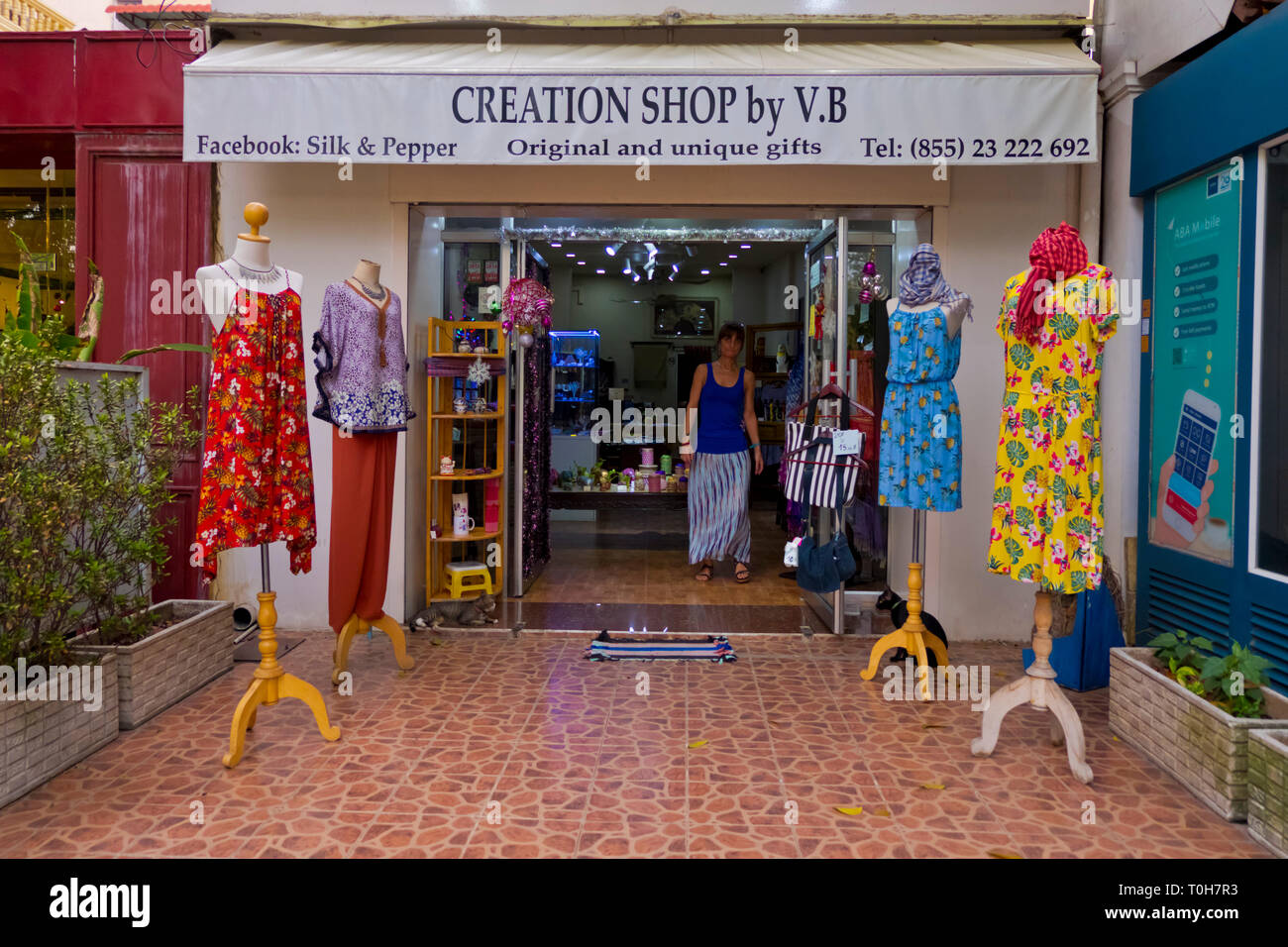 Ropa tienda de regalos, Art street, calle 178, Phnom Penh, Asia Fotografía de stock -