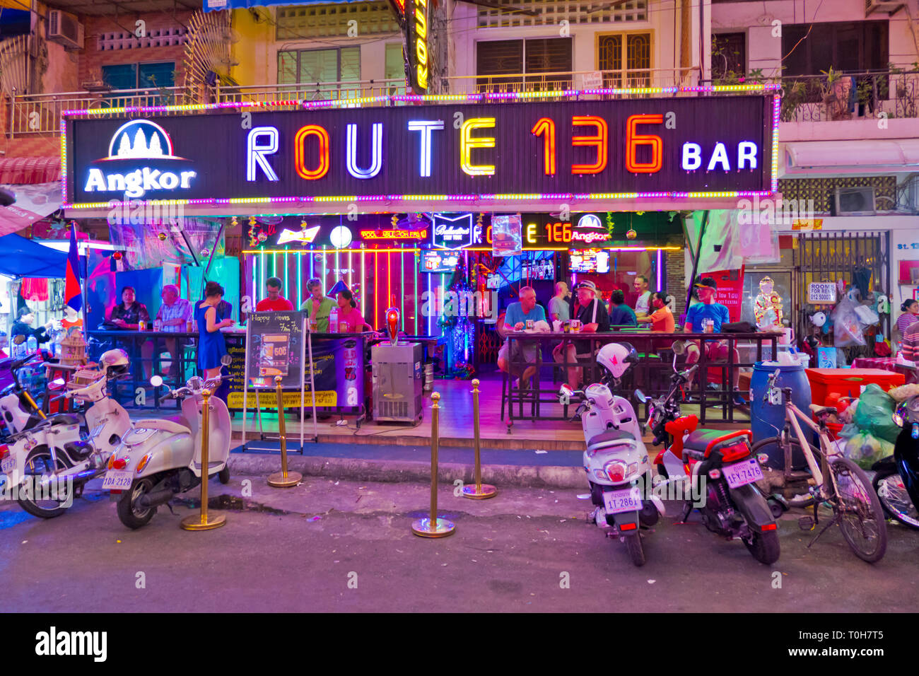 Bar, calle 136, zona de Riverfront, en Phnom Penh, Camboya, Asia Foto de stock