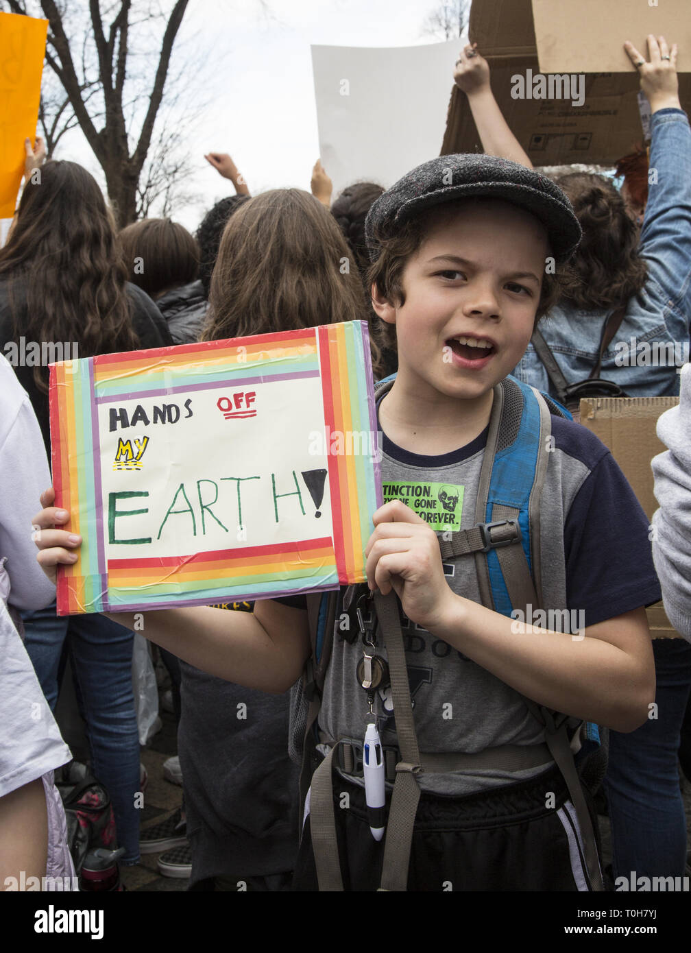 Escuelas de la ciudad de Nueva York los estudiantes participan en una huelga internacional contra el cambio climático y a presionar a los políticos para hacer leyes, cortar los gases de efecto invernadero y para pasar de un "New Deal verde" en el Congreso. Foto de stock