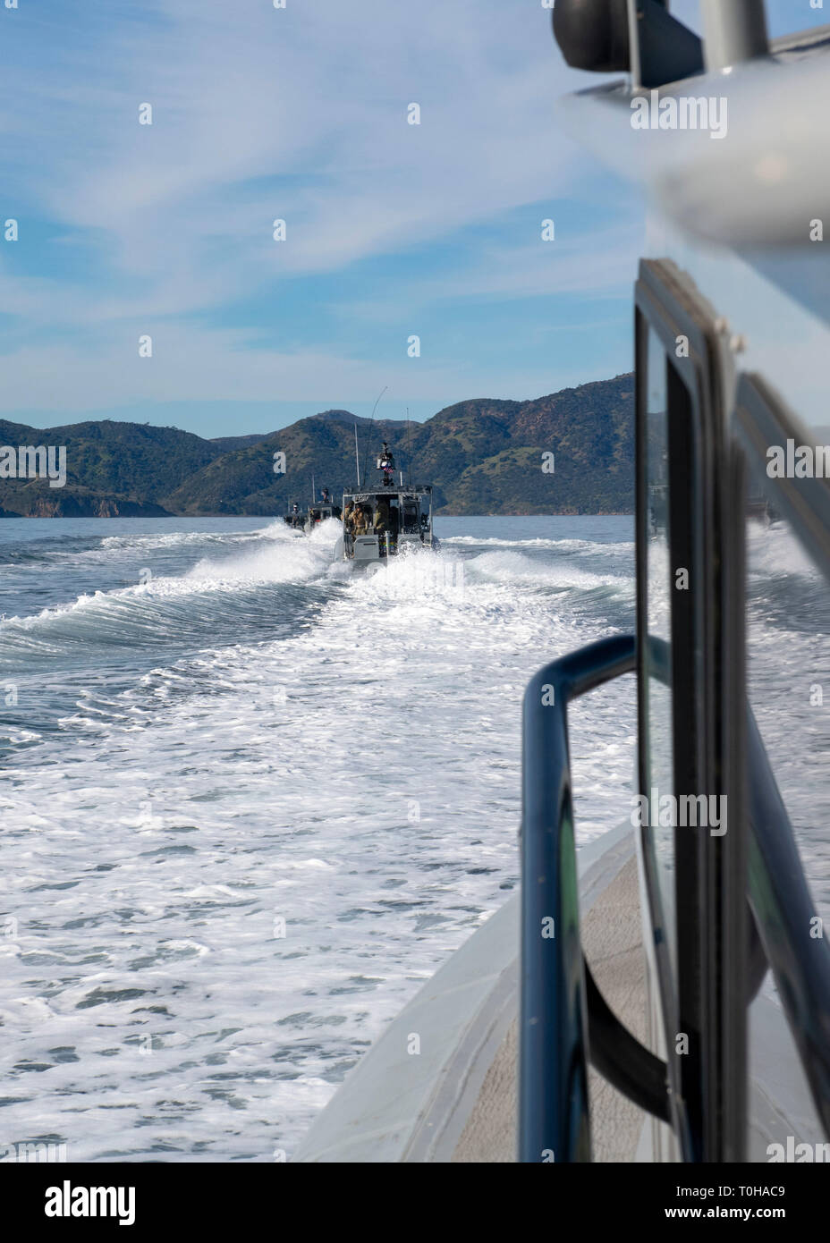 190315-N-RU084-1002 Oxnard, California. (Mar. 15, 2019) - Equipo de construcción submarina de Seabees 2 (UCT-2) y marineros de las escuadrillas fluviales costeras (CRS) 3 y 11 el tránsito a Isla Santa Rosa, California en 34 pies de lanchas patrulleras para realizar levantamientos hidrográficos y muelle de capacitación en evaluación de daños en apoyo del ejercicio pacífico Blitz 2019 (PacBlitz19). Esta formación es la primera vez UCT-2 ha trabajado con CRS y pruebas de su capacidad para elaborar mapas de las zonas de aterrizaje de pequeñas embarcaciones permitiendo continuó apoyando a la Marina y el Cuerpo de Infantería de Marina de las operaciones. PacBlitz19 proporciona realistas, pertinentes capacitación necesaria fo Foto de stock