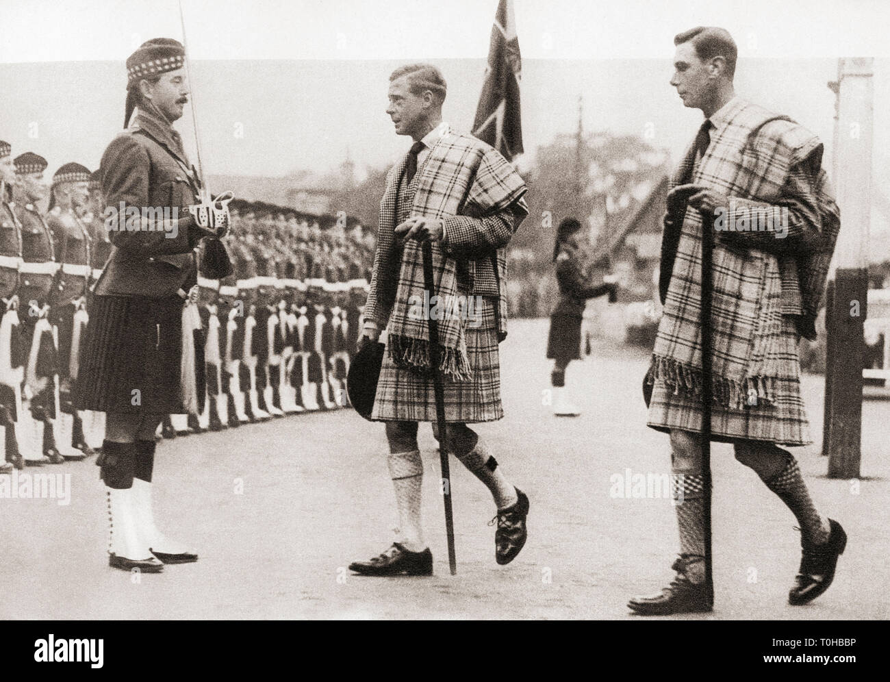 Eduardo VIII con el rey Jorge VI en Balmoral, Aberdeenshire, Escocia en 1936, duque de Windsor, rey del Reino Unido, Foto de stock