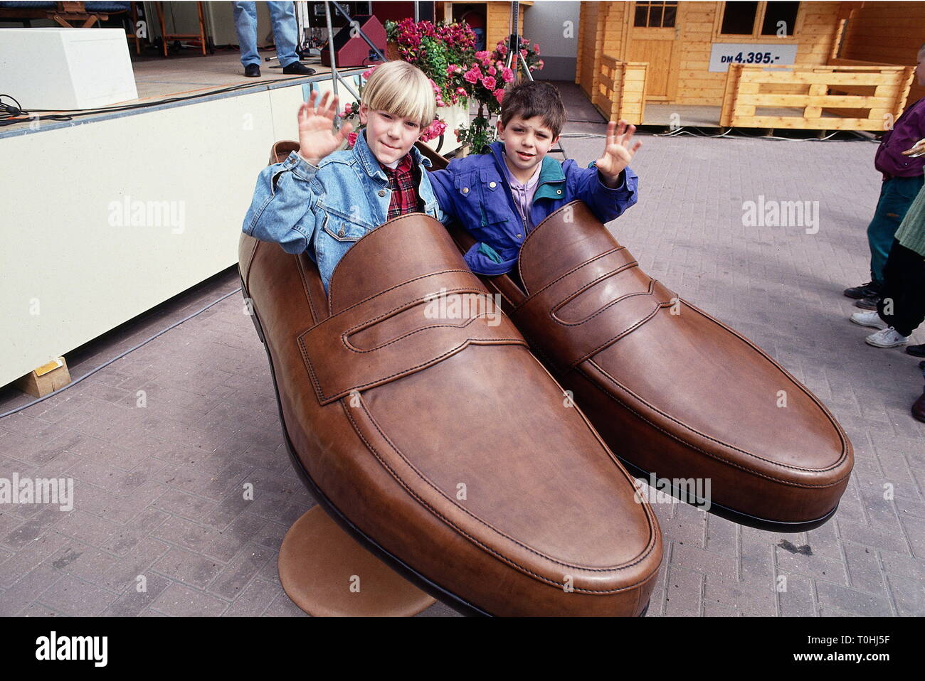 Curiosidades, moda, zapatos, zapatos de cuero, dos niños sentados en el  calzado de cuero más grande del mundo, hecha por Heinz placa, el festival  de primavera, Viersen, abril de 1993,  Additional-Rights-Clearance-Info-Not-Available Fotografía