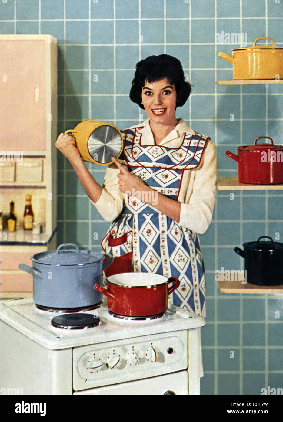 Hogar, cocina, ama de casa detrás de la estufa, la publicidad de los utensilios de cocina de acero de alto grado, Alemania, circa 1958, Additional-Rights-Clearance-Info-Not-Available Foto de stock
