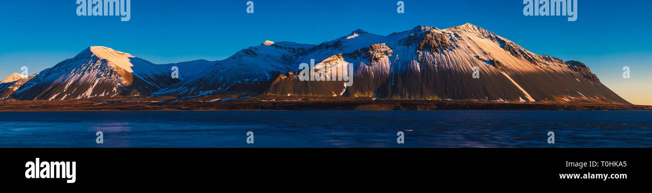 Puesta de sol sobre las montañas del oeste de Islandia Foto de stock