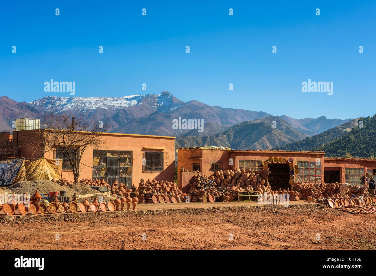 Tiendas de recuerdos en el camino en las montañas del Atlas, Marruecos Foto de stock