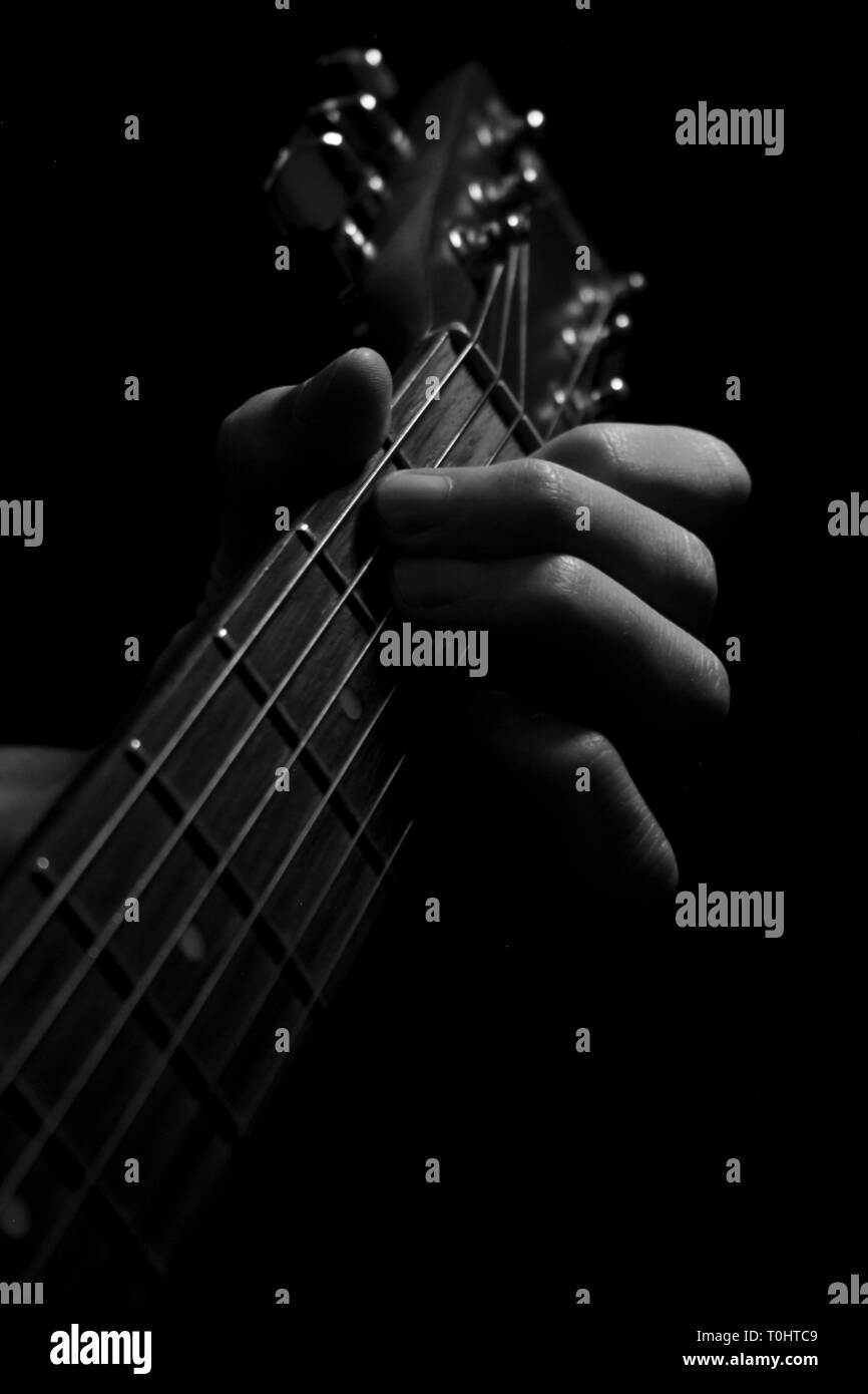 Fondo de pantalla del teléfono de guitarra fotografías e imágenes de alta  resolución - Alamy