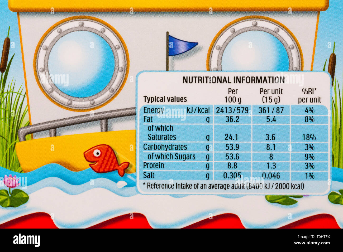 Información nutricional sobre pack de Kinder a tus amigos en un viaje en barco - bombones de chocolate con leche fina shell con forro blanco lechoso - Kinder chocolate Foto de stock