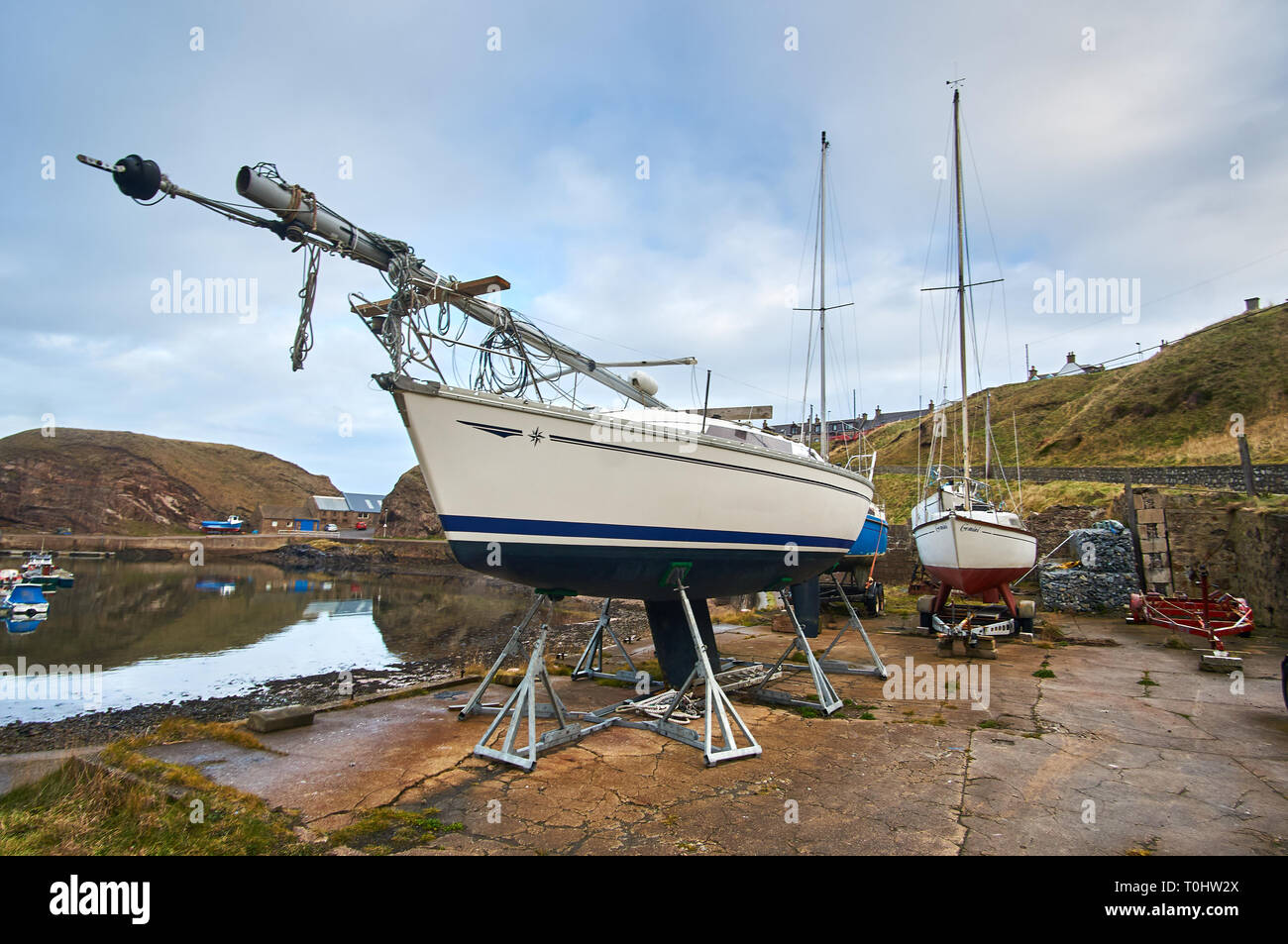 Un barco / yate ocio sentados en el puerto de Portknockie village, al norte de Escocia, Reino Unido. Foto de stock