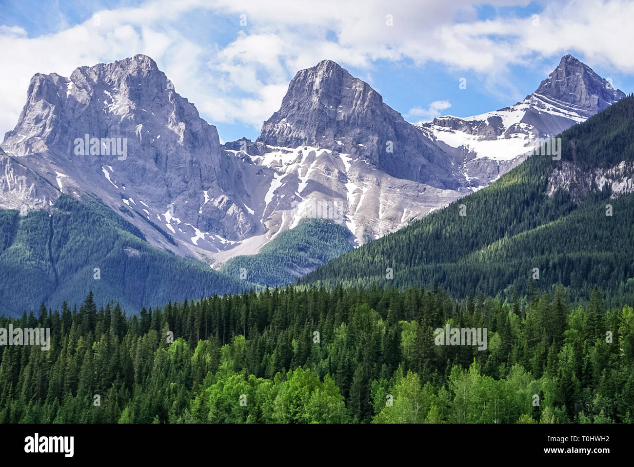 Una vista de las Tres Hermanas montaña mirando hacia arriba desde el sendero. Foto de stock