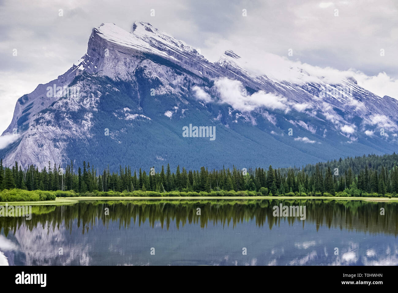 Las montañas y el lago Vermillion en Parque Nacional de Banff en Alberta, Canadá desde la carretera que bordea el parque Foto de stock