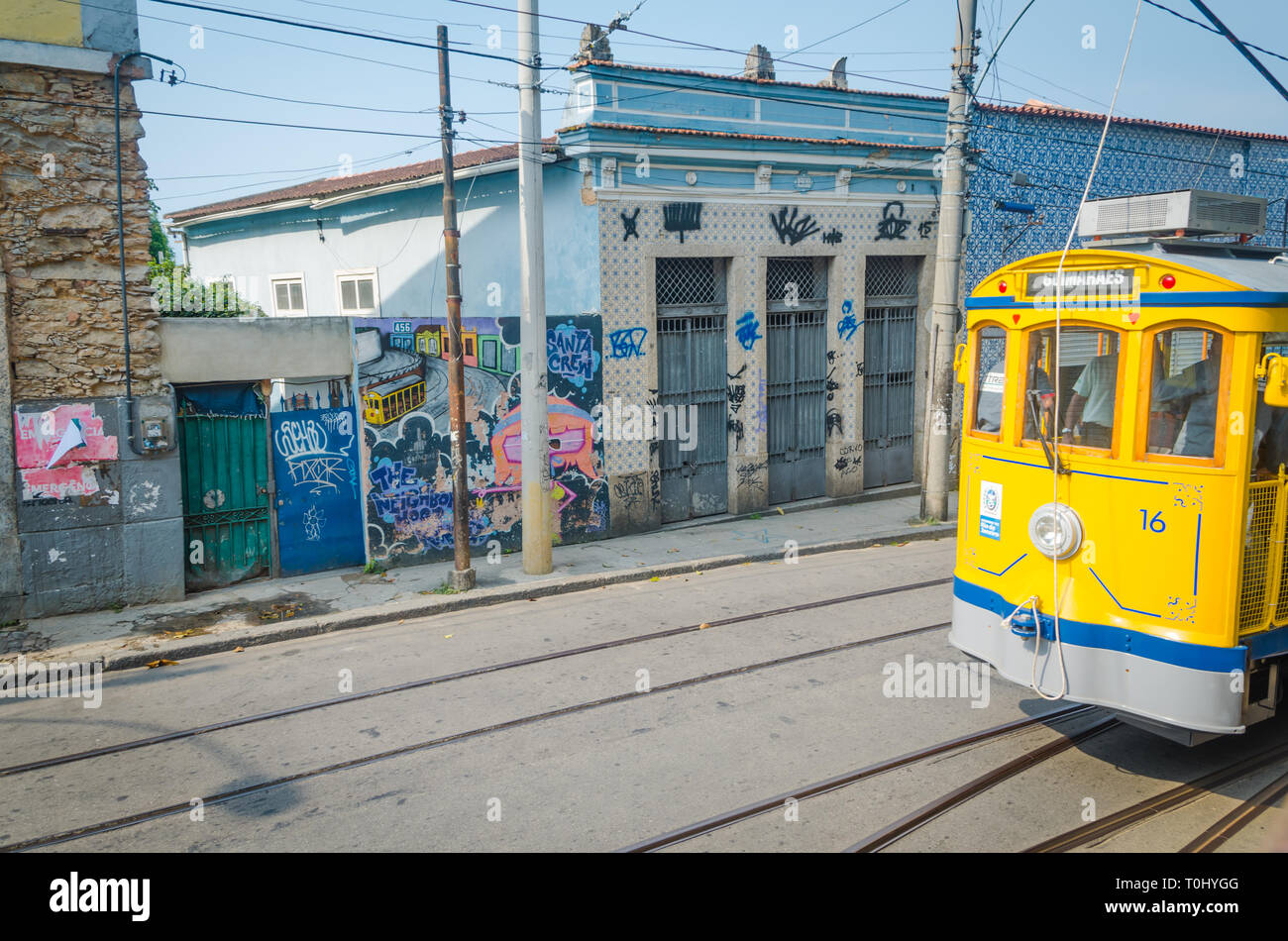 RIO DE JANEIRO - Marzo 07, 2016: Los turistas montar la nueva versión de la icónica bonde tranvía por la ladera del barrio de Santa Teresa. Foto de stock