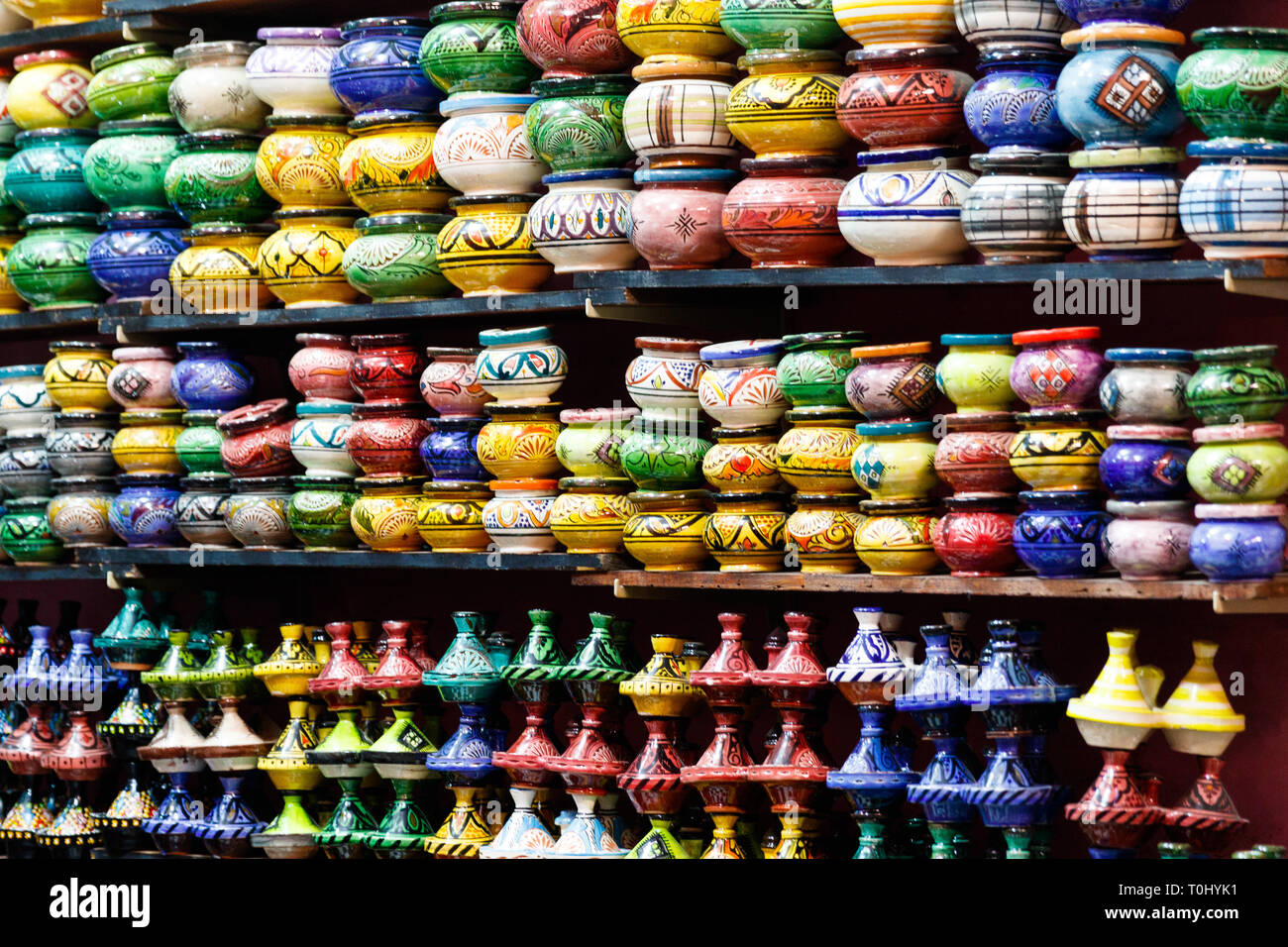 Handcrafted árabe tradicional, decorados coloridos platos en el bazar en Marrakech, Marruecos, África Foto de stock
