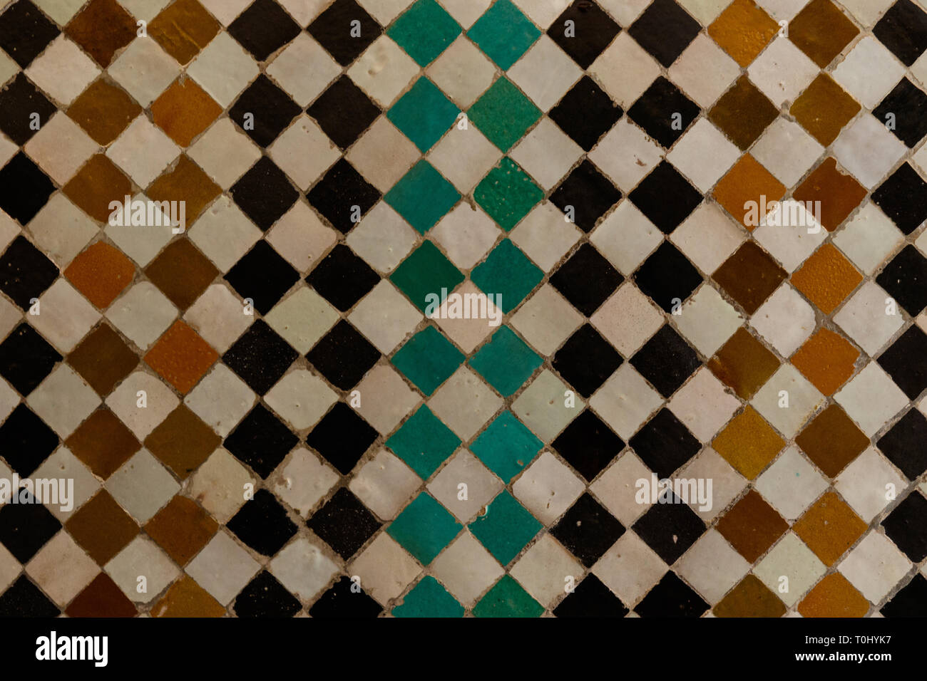 Tradicional árabe de coloridos mosaicos de estilo antiguo en elementos interiores. Resumen de geometría, patrón vintage tallada en Marrakech, Marruecos, África Foto de stock