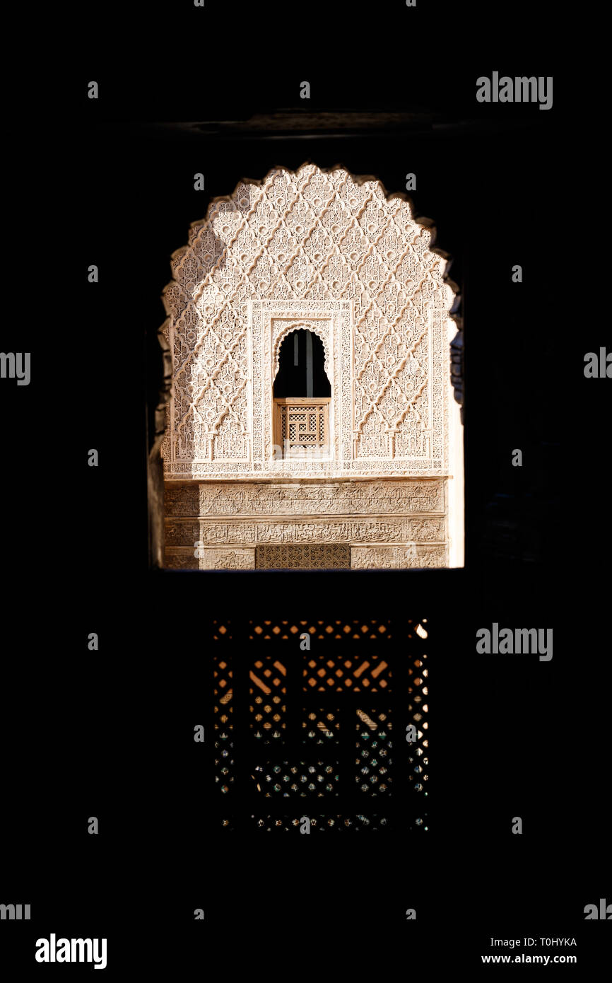 Tradicional árabe de coloridos mosaicos de estilo antiguo en elementos interiores. Resumen de geometría, patrón vintage tallada en Marrakech, Marruecos, África Foto de stock