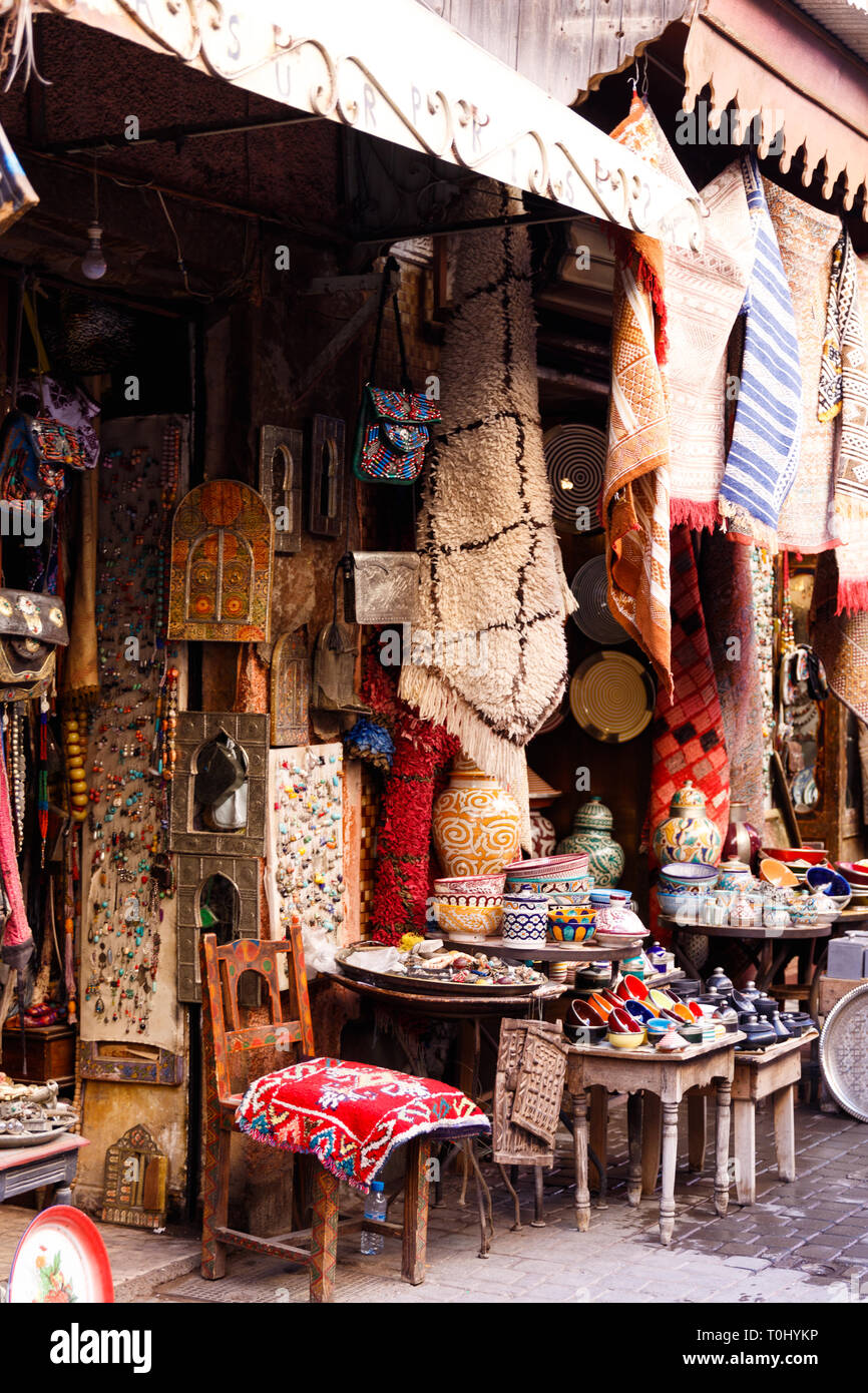Handcrafted árabe tradicional de cobre, cuero, lana y trabajo en el bazar en Marrakech, Marruecos, África Foto de stock