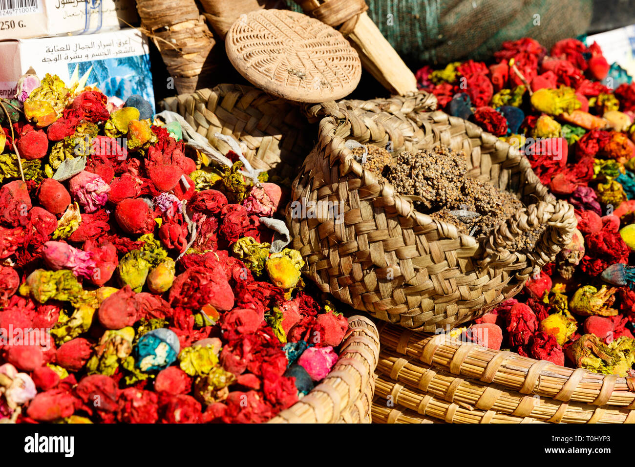 Coloridas flores y especias de cocina local tradicional en medina bazar mercado en Marrakech, Marruecos Foto de stock