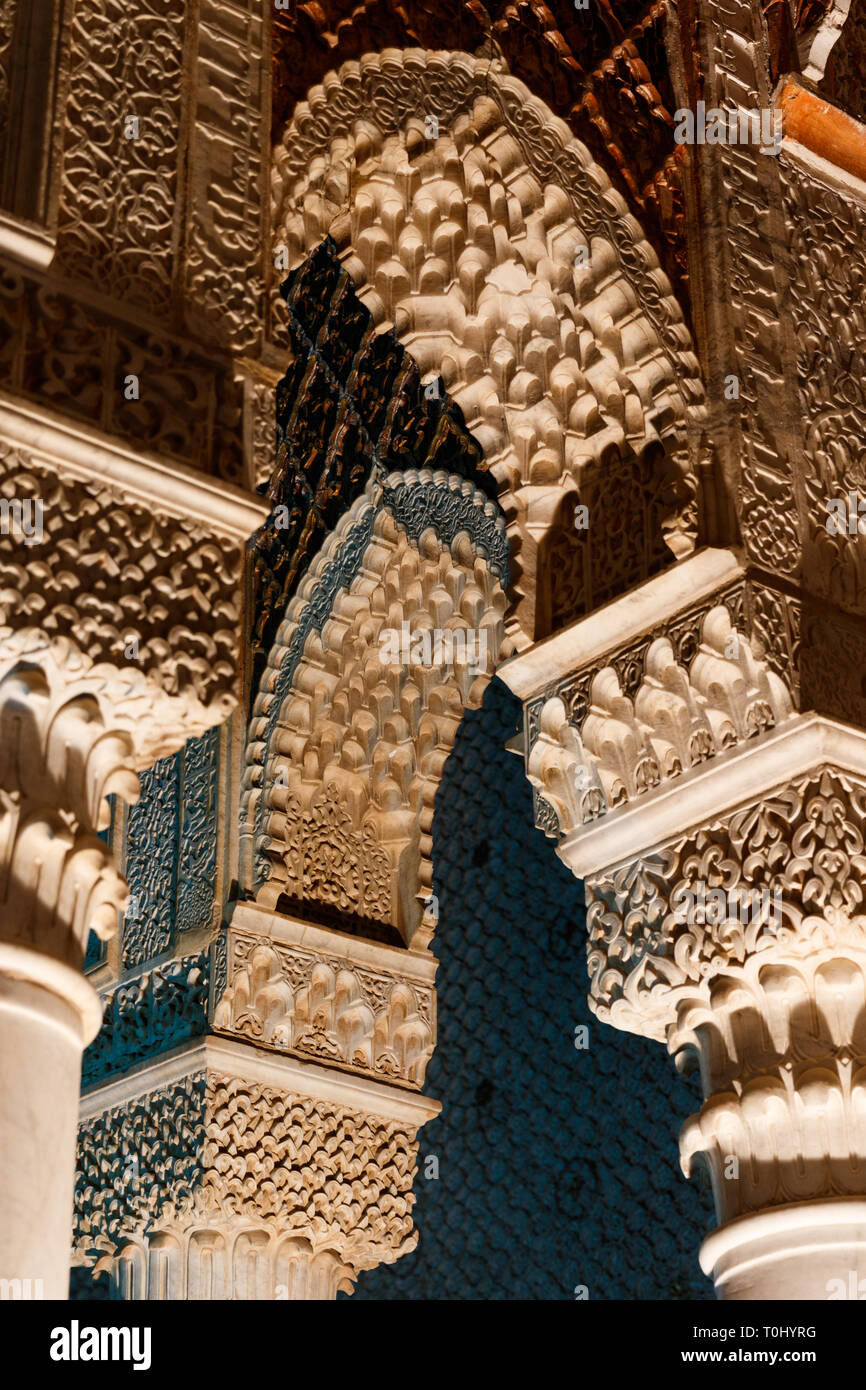 Tradicional árabe de coloridos mosaicos de estilo antiguo y adornos con elementos interiores. Resumen de geometría, patrón vintage tallada en Marrakech, Marruecos, UN Foto de stock