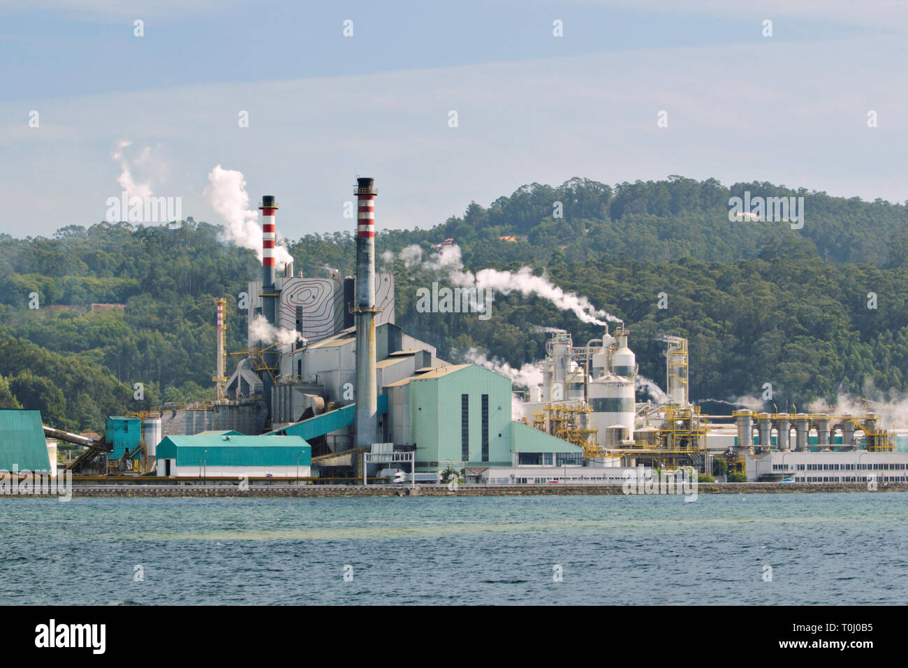 Fábrica de papel cerca de un mar de loch en Pontevedra, España. Concepto de  contaminación Fotografía de stock - Alamy