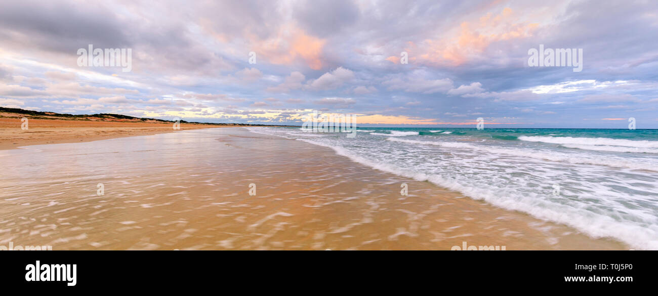 Cable Beach en el amanecer. Broome, Australia Occidental Foto de stock