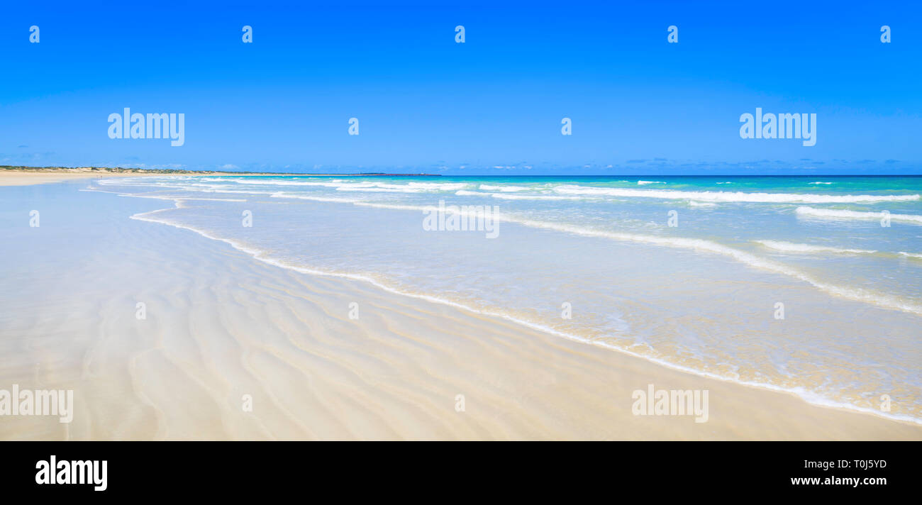 Cable Beach, Broome, un hermoso día soleado en la playa Cable de Broome, Australia Occidental Foto de stock