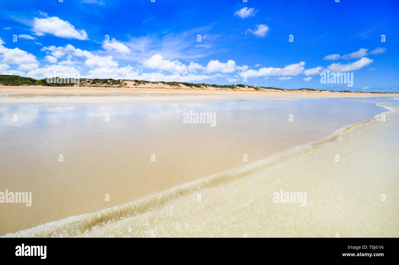 Cable Beach, Broome, un hermoso día soleado en la playa Cable de Broome, Australia Occidental Foto de stock
