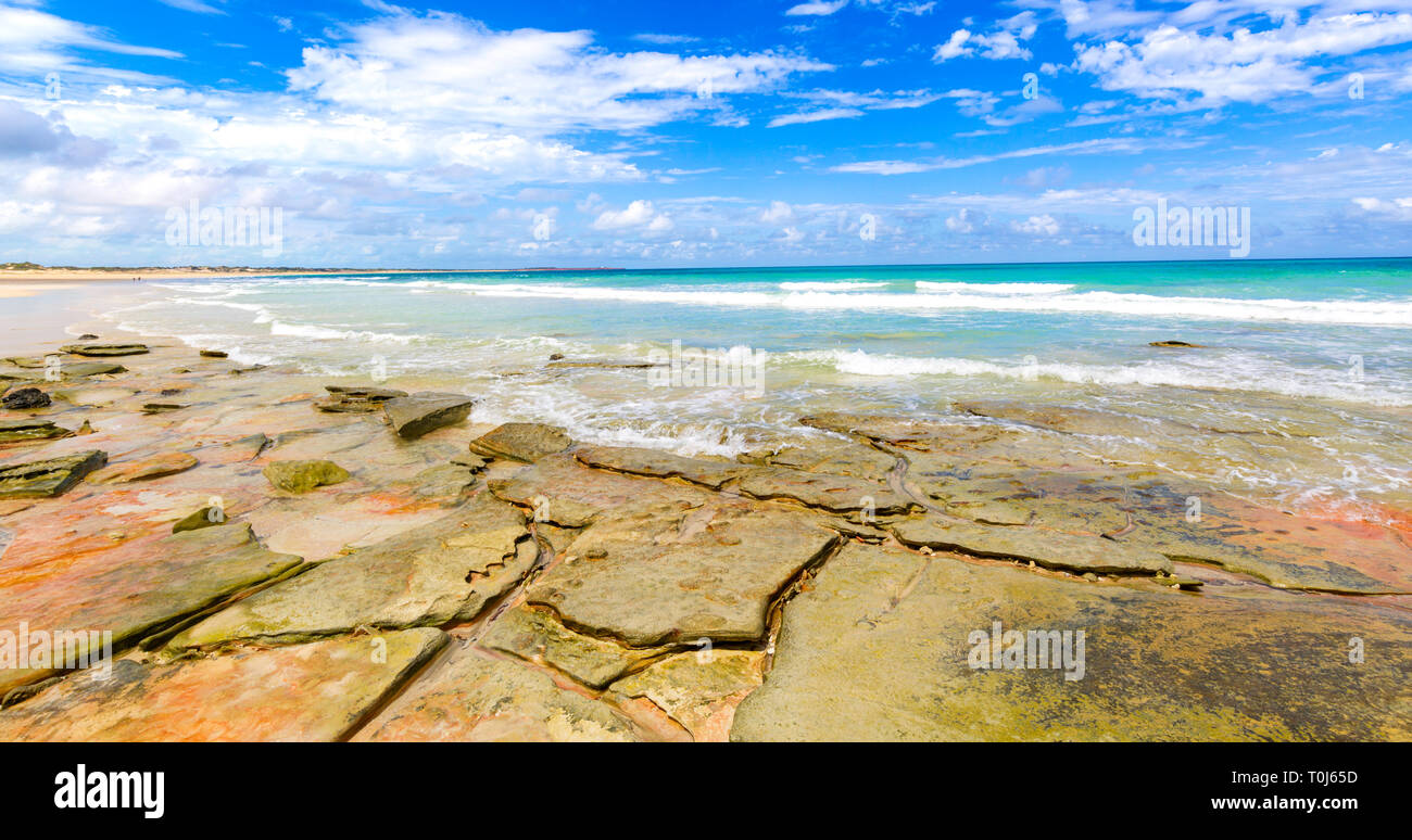 Costa de arenisca en Cable Beach en Broome Foto de stock