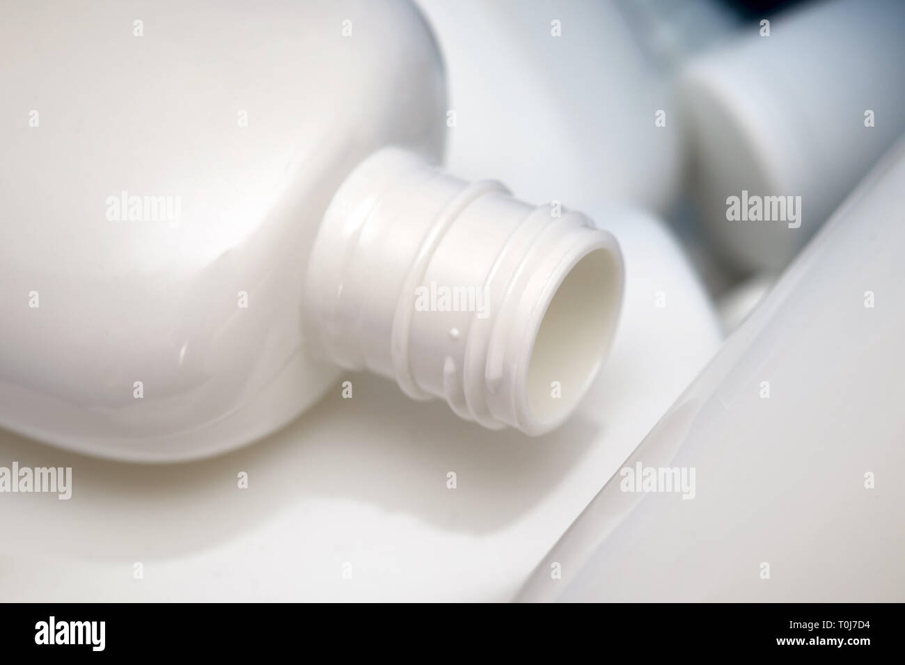 Vacía los contenedores de plástico blanco crema de belleza. Concepto de reciclaje Foto de stock