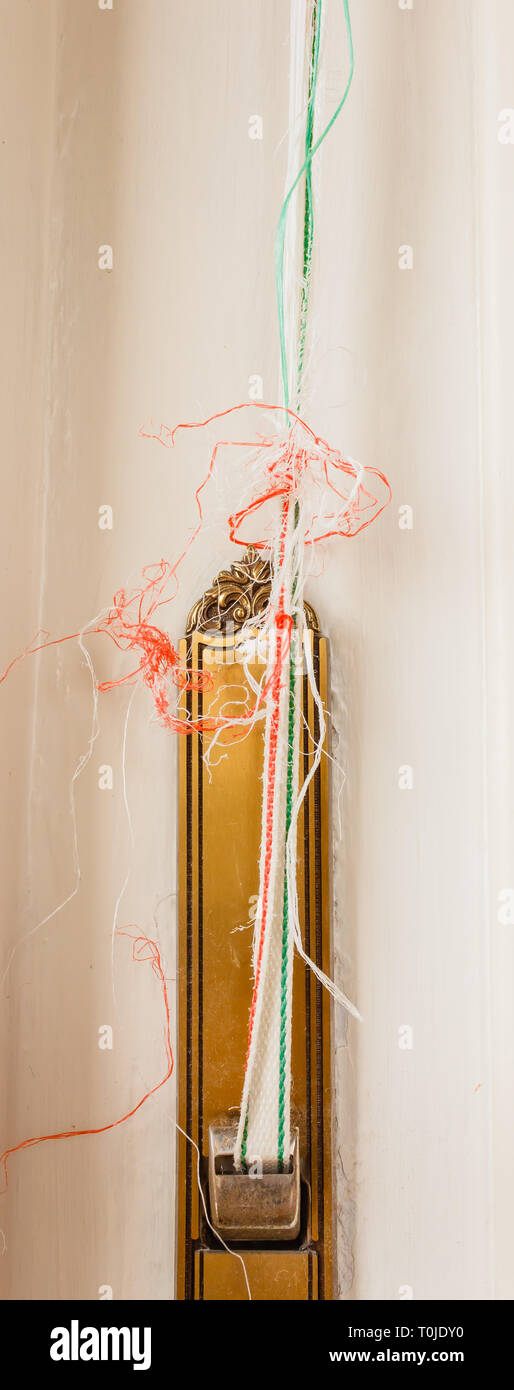 Una cuerda de una persiana enrollable deshilachada debido al consumo  Fotografía de stock - Alamy