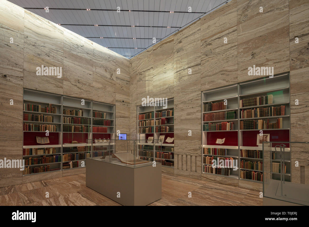Sección de libros raros y de exposiciones, edificio de la Biblioteca Nacional de Qatar , la ciudad de la educación, Qatar, Rem Koolhaas, 2017 Foto de stock