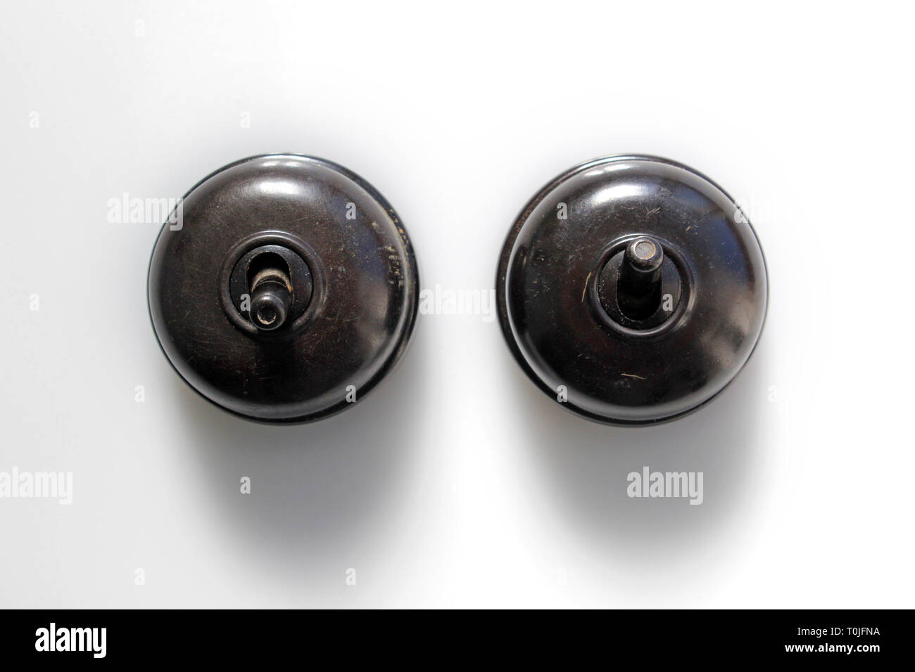Interruptor de antigüedades en baquelita, aislado sobre fondo blanco,  close-up Fotografía de stock - Alamy