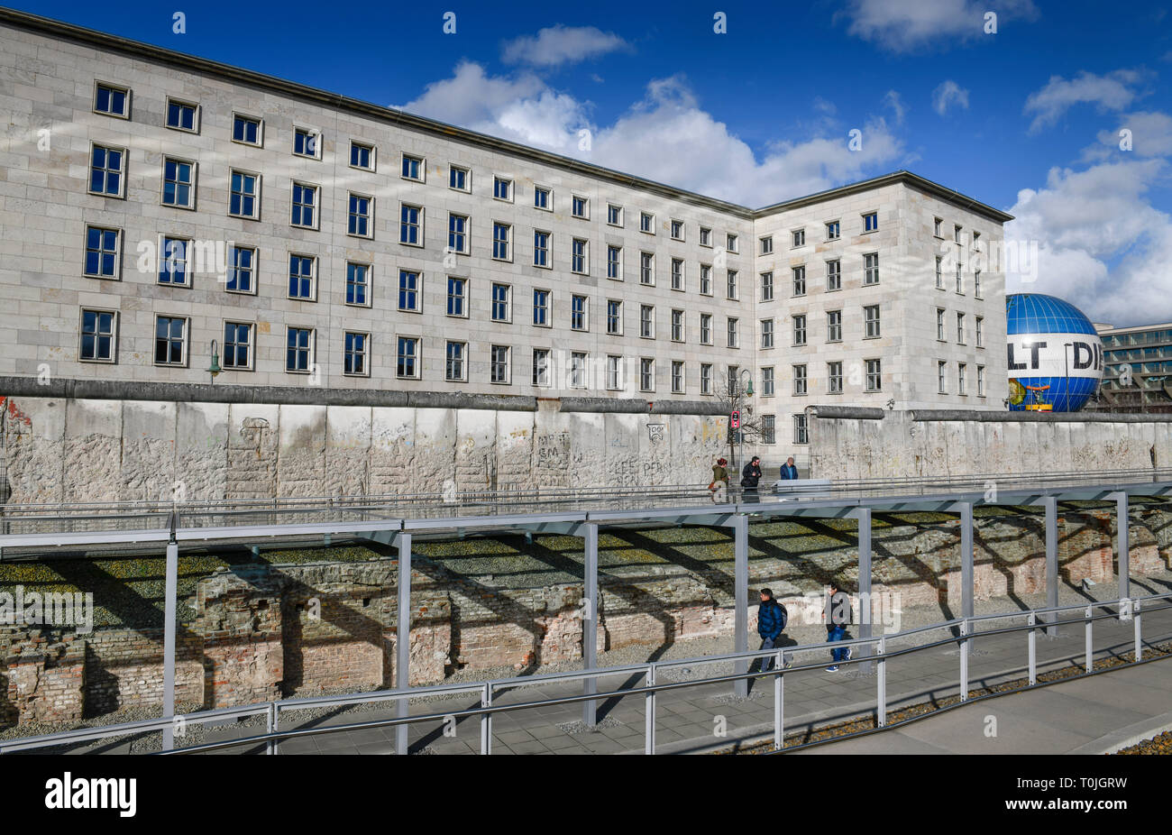 Ministerio Federal de Finanzas, área abierta, la topografía del terror, Niederkirchnerstrasse, montaña de la cruz, Berlín, Alemania, Bundesfinanzministerium, fre Foto de stock