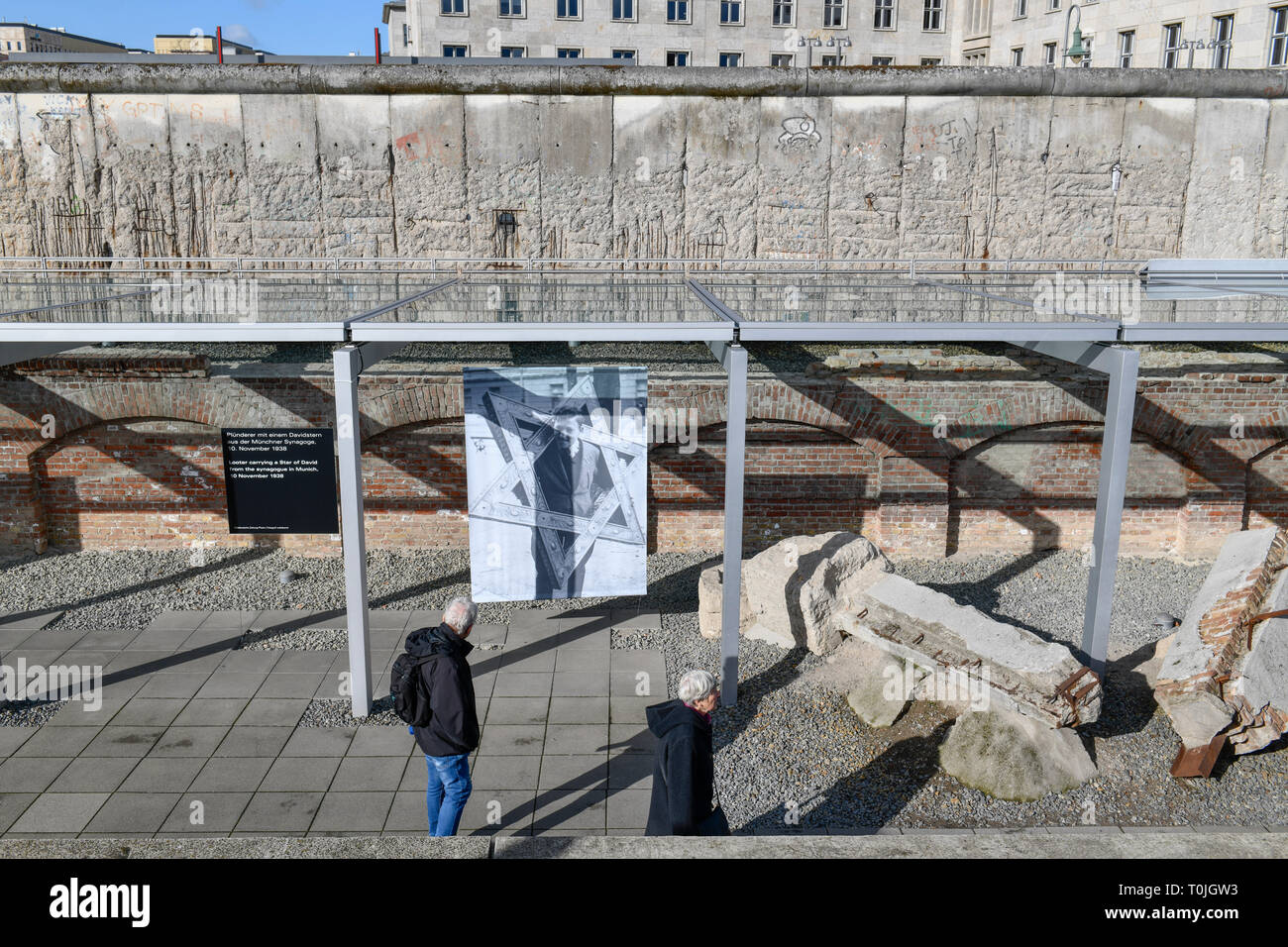 Área abierta, la topografía del terror, Niederkirchnerstrasse, montaña de la cruz, Berlín, Alemania, Freigelände Topographie des terrores, Kreuzberg, Deutschl Foto de stock