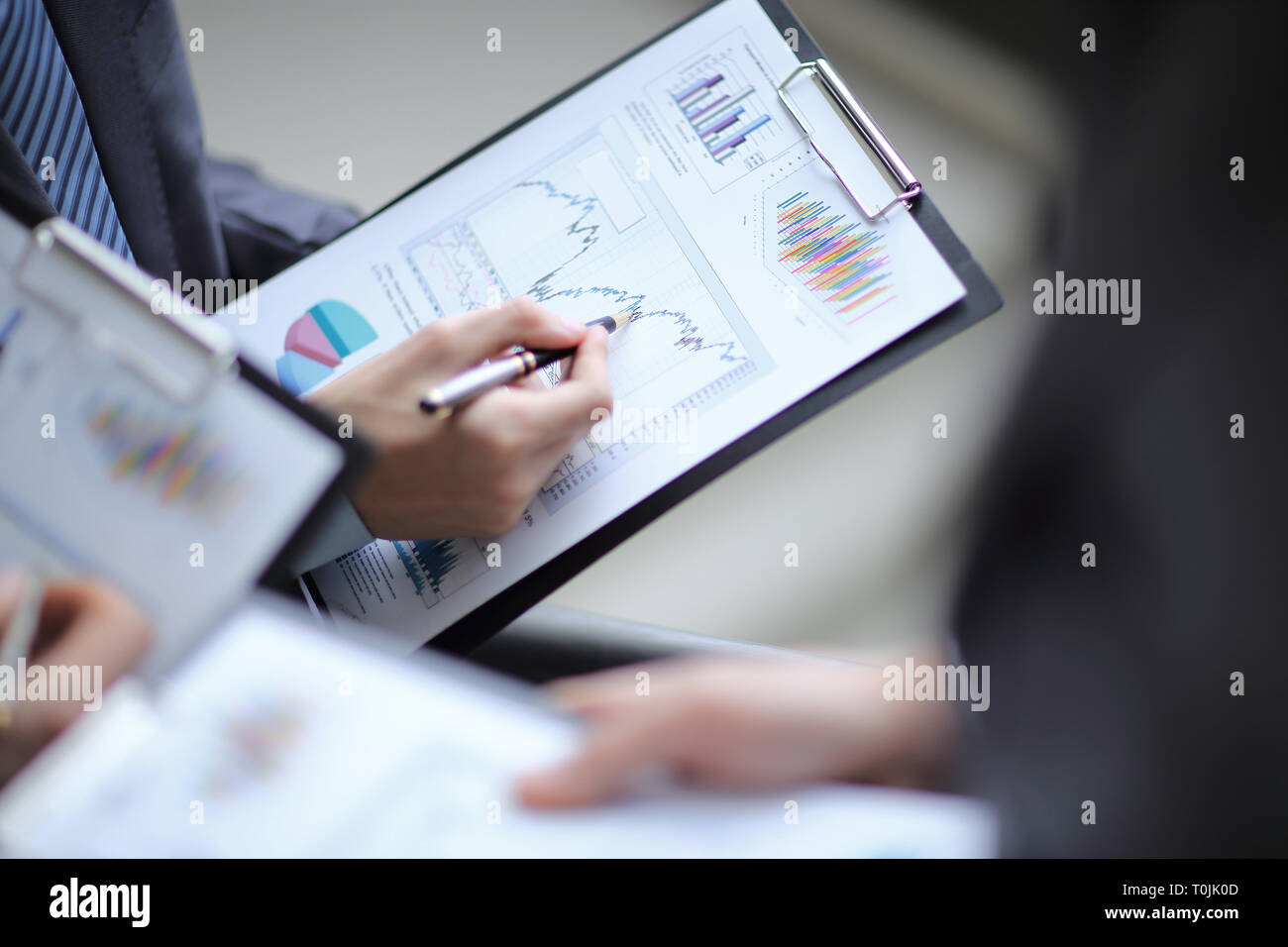 Cerca de la gente de negocios Manos apuntando financiera creciente bu Foto de stock
