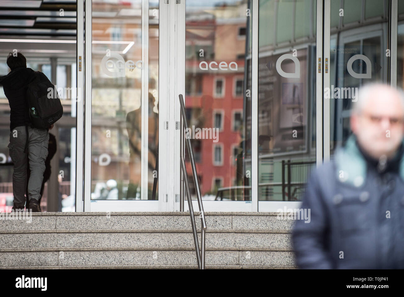 Foto Valerio Portelli/LaPresse 20-03-2019 Roma, Italia Arresto Marcello De Vito, perquisizioni anche nella sede ACEA Cronaca Nella foto: sede ACEA en Piazzale Ostiense Foto Valerio Portelli/LaPresse 20 de marzo de 2019 Roma, Italia arresto Marcello De Vito, busca también en la ACEA sede noticias en el pic: ACEA sede en Piazzale Ostiense Foto de stock