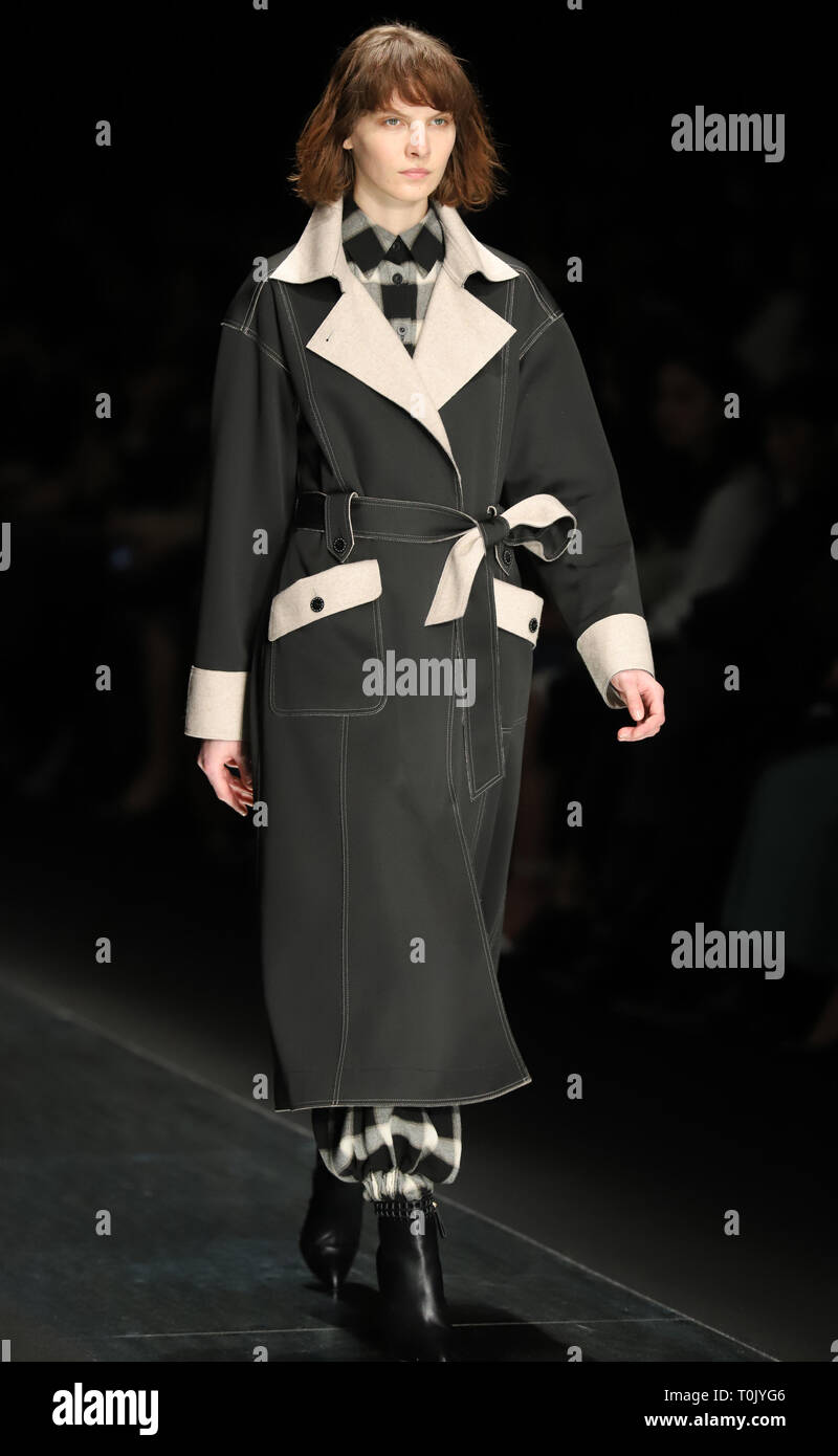 Tokio, Japón. 20 Mar, 2019. Una modelo muestra una creación del diseñador japonés Tae Ashida en su colección de otoño e invierno en Tokio el miércoles, 20 de marzo de 2019 como parte de la Semana de la moda de Tokio. Crédito: Yoshio Tsunoda/AFLO/Alamy Live News Foto de stock