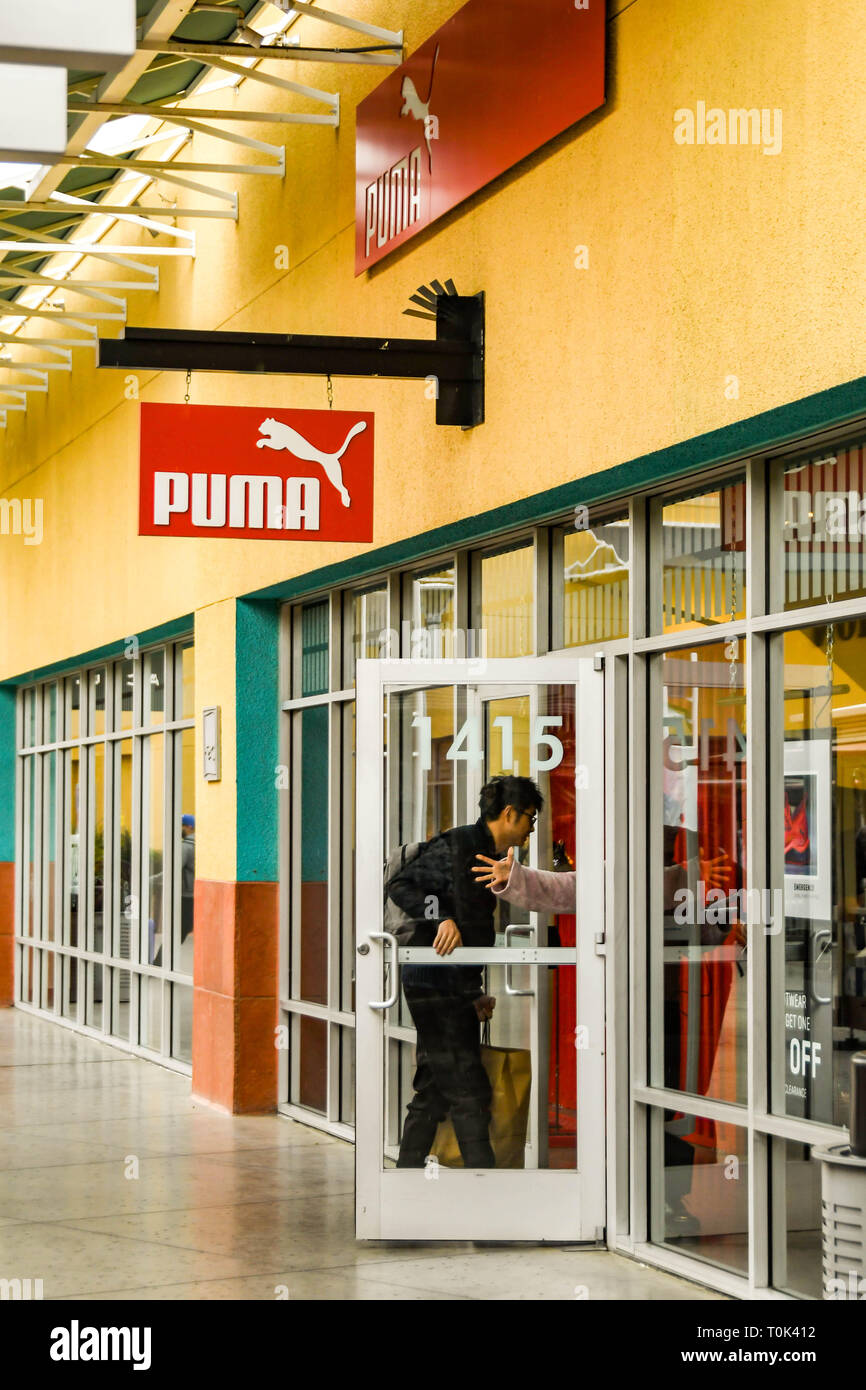 Puma shoes in outlet store fotografías e imágenes de alta resolución - Alamy