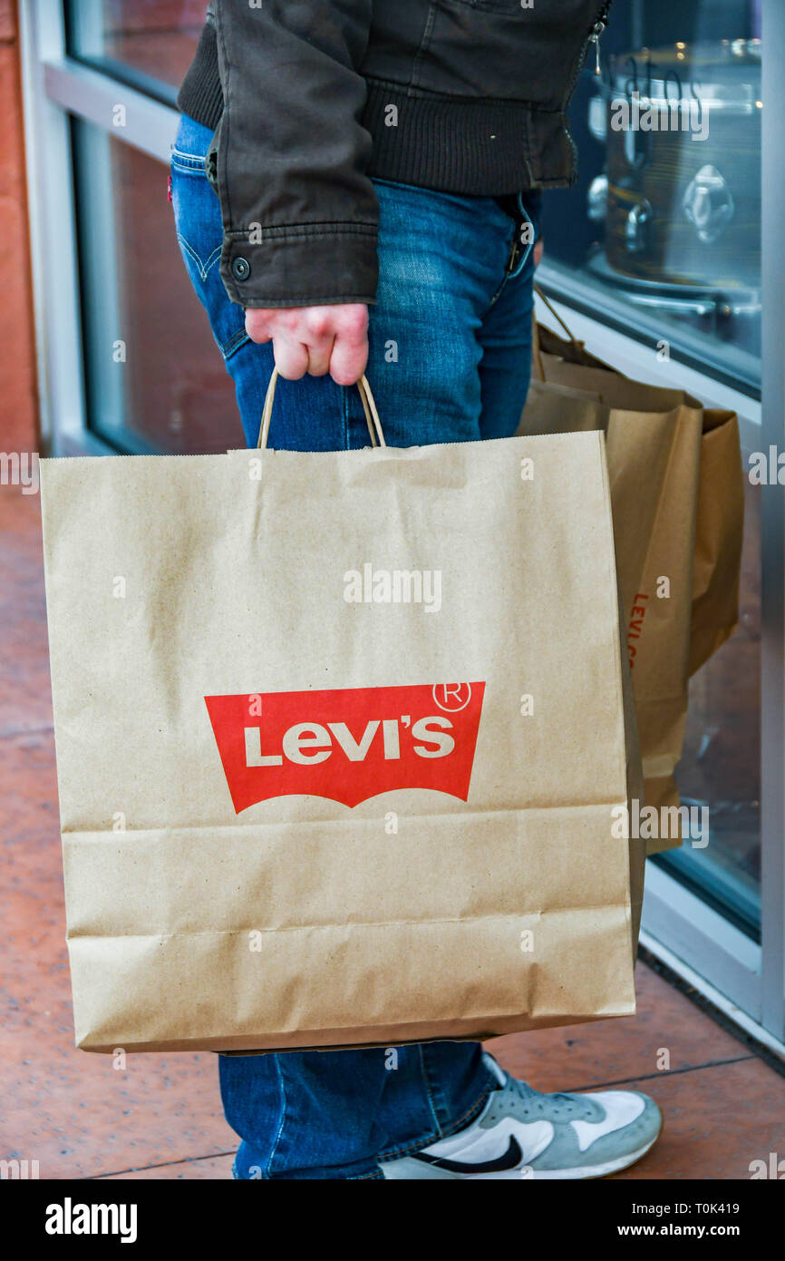 LAS VEGAS, NV, USA - Febrero de 2019: Persona con una bolsa de papel con un  logotipo de Levi's en el Premium Outlets, al norte de Las Vegas Fotografía  de stock - Alamy