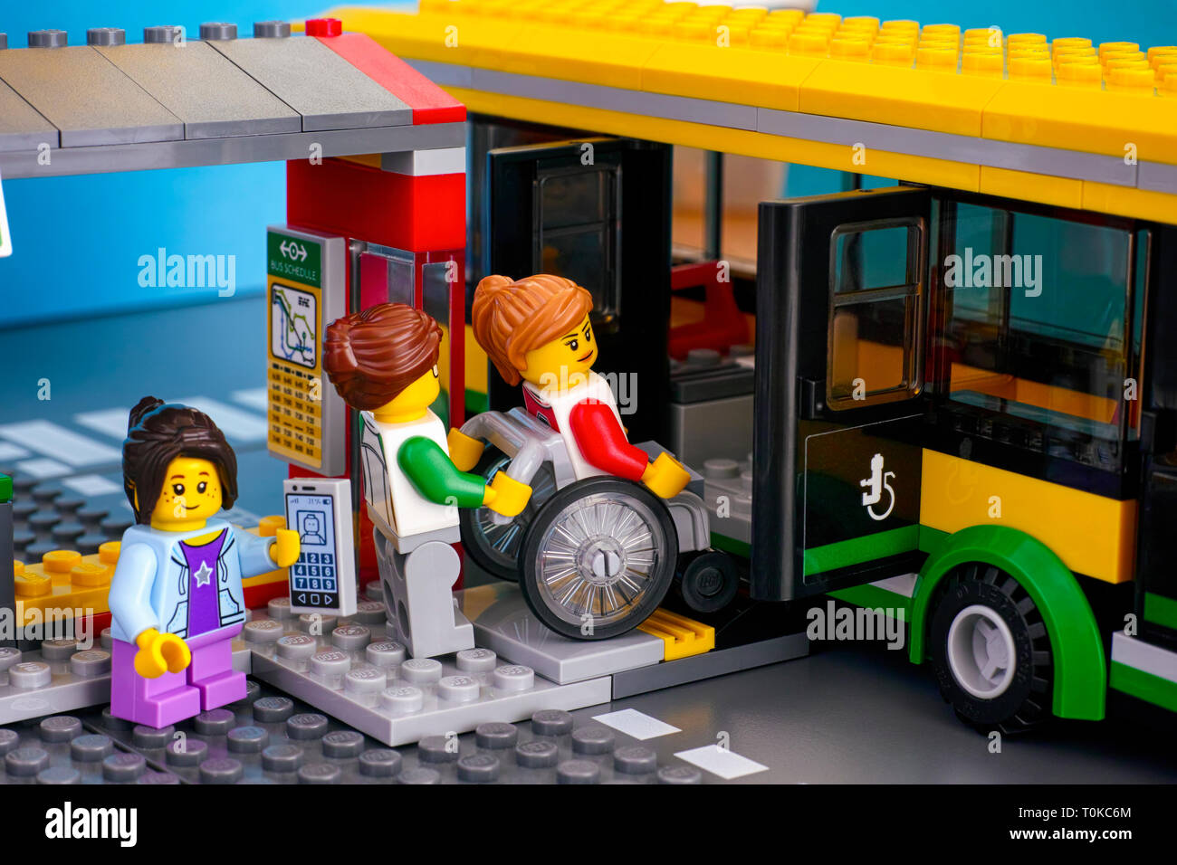 Tambov, Rusia - 21 de abril de 2018, la estación de autobuses de Lego con  autobús y
