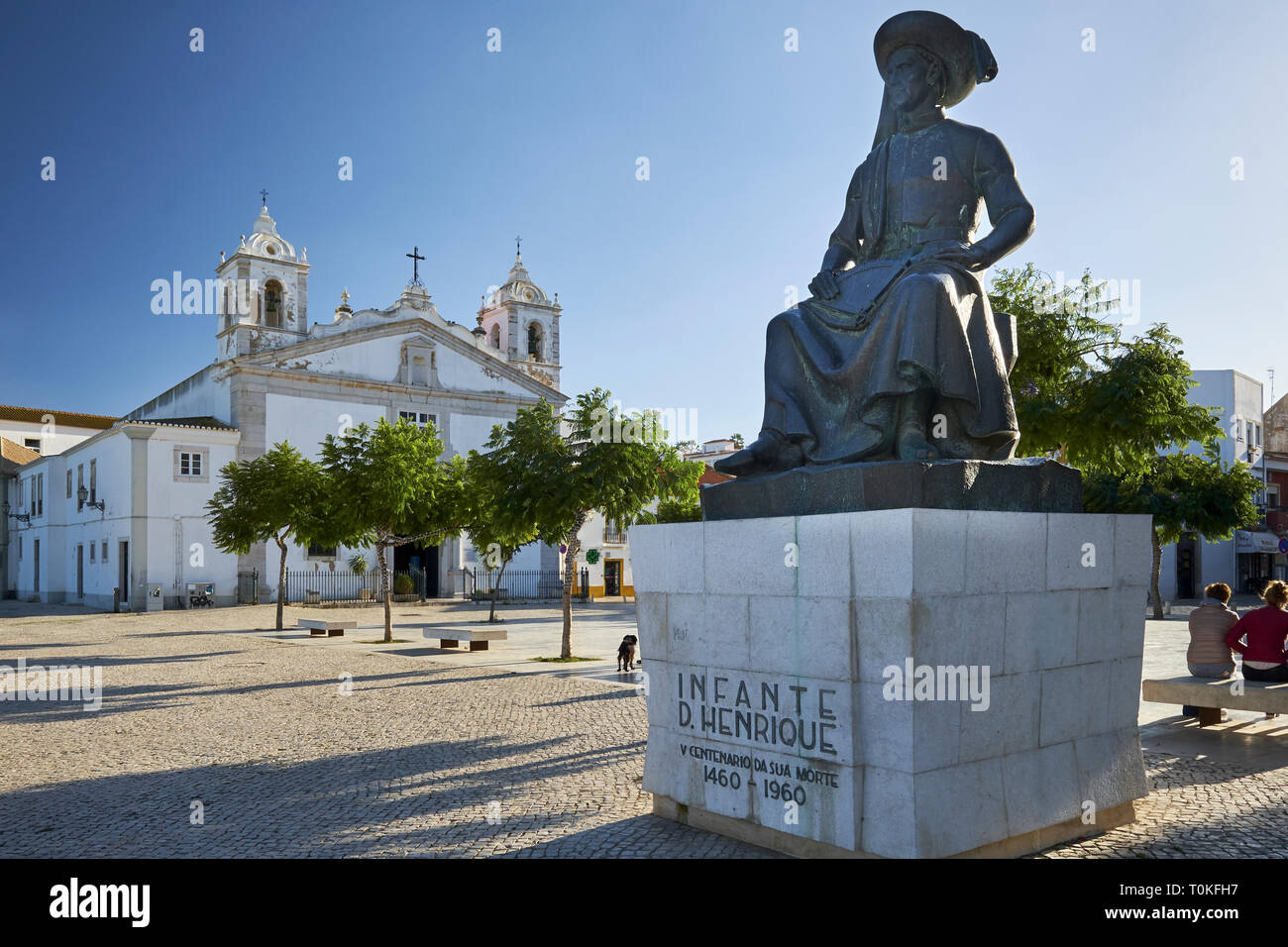 Iglesia de Santa María y el monumento a Enrique el Navegante en Lagos, Algarve, Faro, Portugal Foto de stock