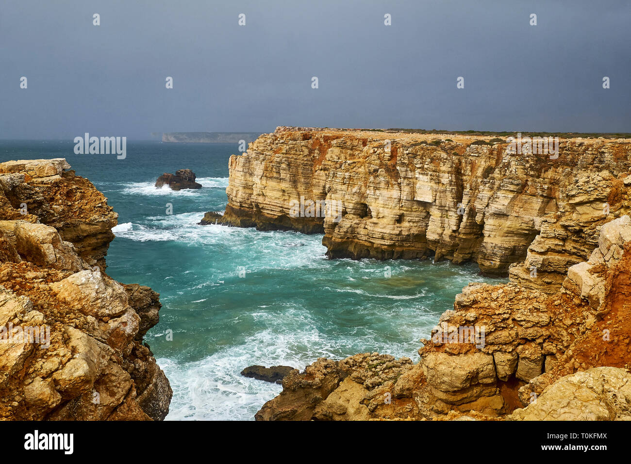 Costa rocosa en Cabo de Sao Vicente con tormentoso mar cerca de Sarges, Algarve, Faro, Portugal Foto de stock