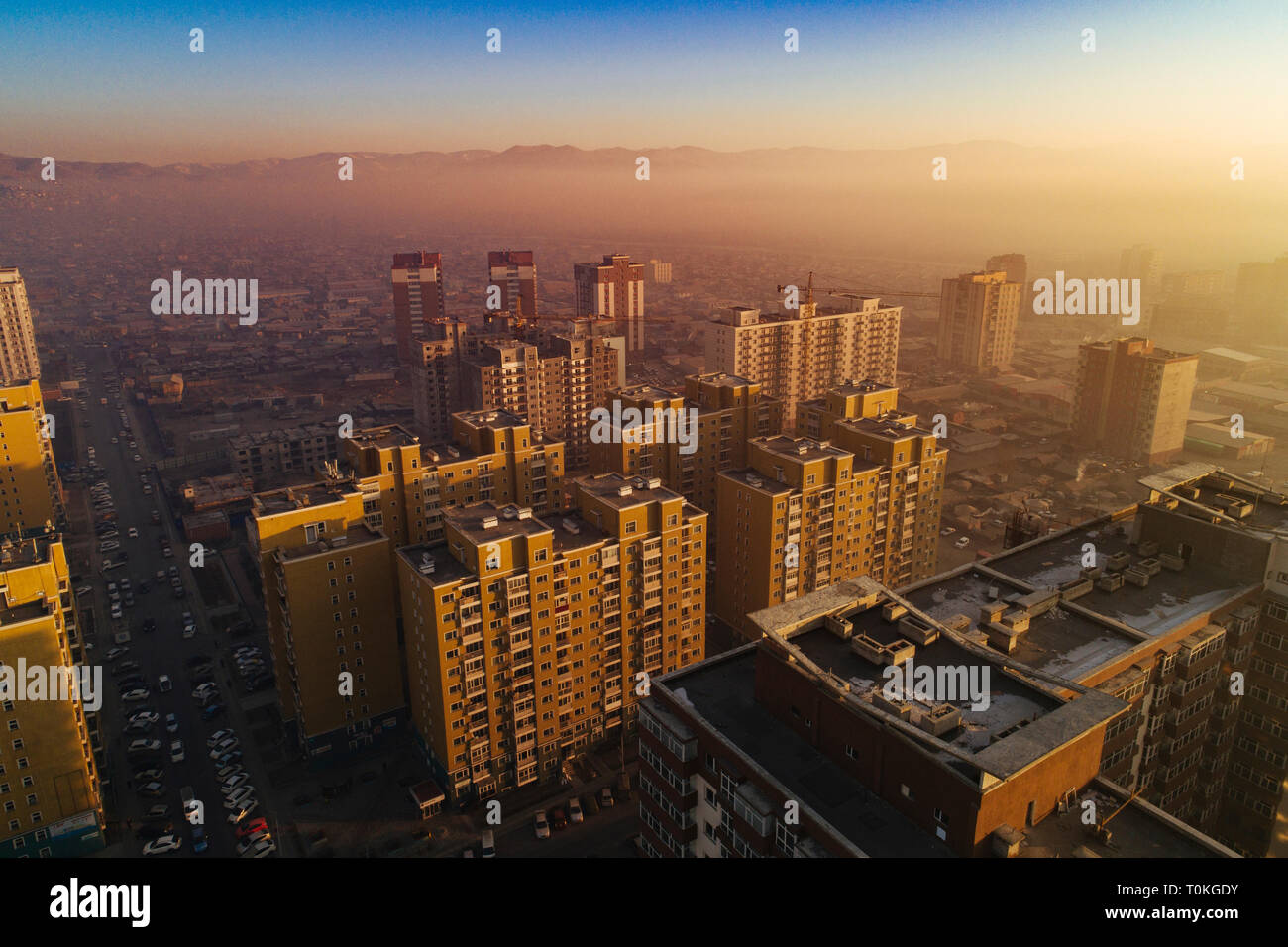 Ulan Bator al amanecer con el smog, Mongolia Foto de stock