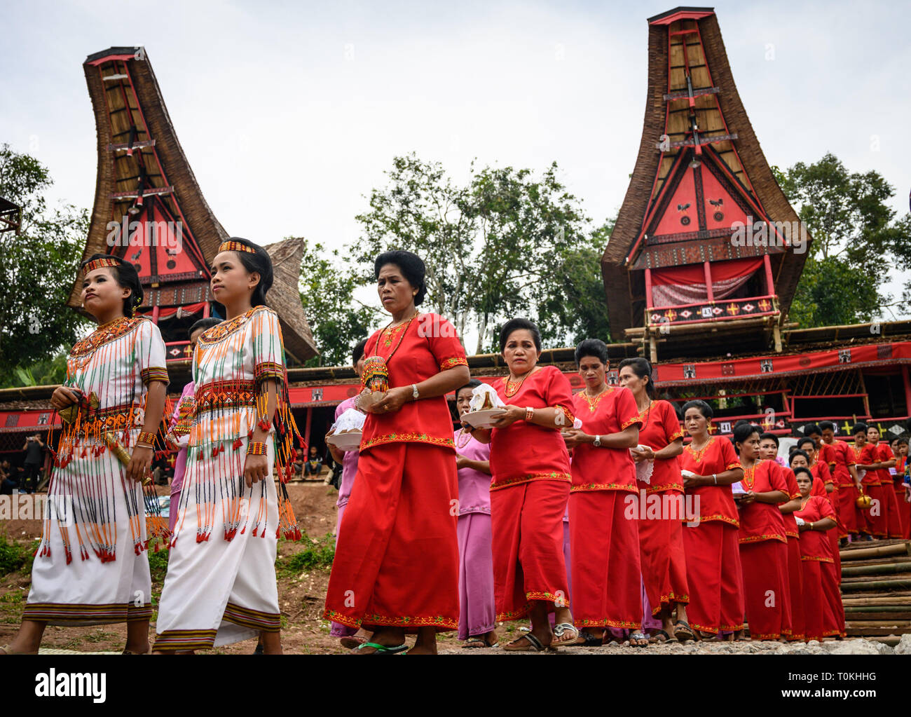 Los residentes vistiendo ropas tradicionales se ven realizar rituales  durante el evento en Tana Toraja, Distrito Sur de Sulawesi Rambu solo es un  cortejo fúnebre para la comunidad Tana Toraja en honor