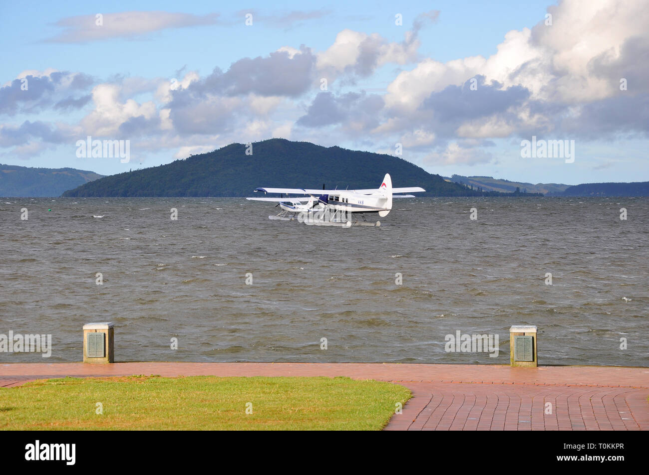 Floatplanes de erupciones volcánicas, Aire Aire Safaris, flotando en el Lago Rotorua, Bahía de Plenty, Nueva Zelanda, De Havilland Canada DHC-3 Otter Foto de stock