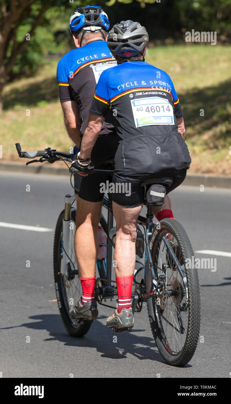 El hombre y la mujer, una pareja, montando bicicleta tándem juntos en  Carril del país Fotografía de stock - Alamy