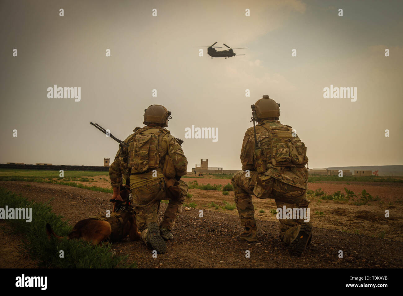 Boinas Verdes Ejército Estados Unidos, asignado al 10º Grupo de Especiales (Airborne), preparan para asaltar un objetivo durante la implementación previa capacitación en Fort Carson, Co., 22 de